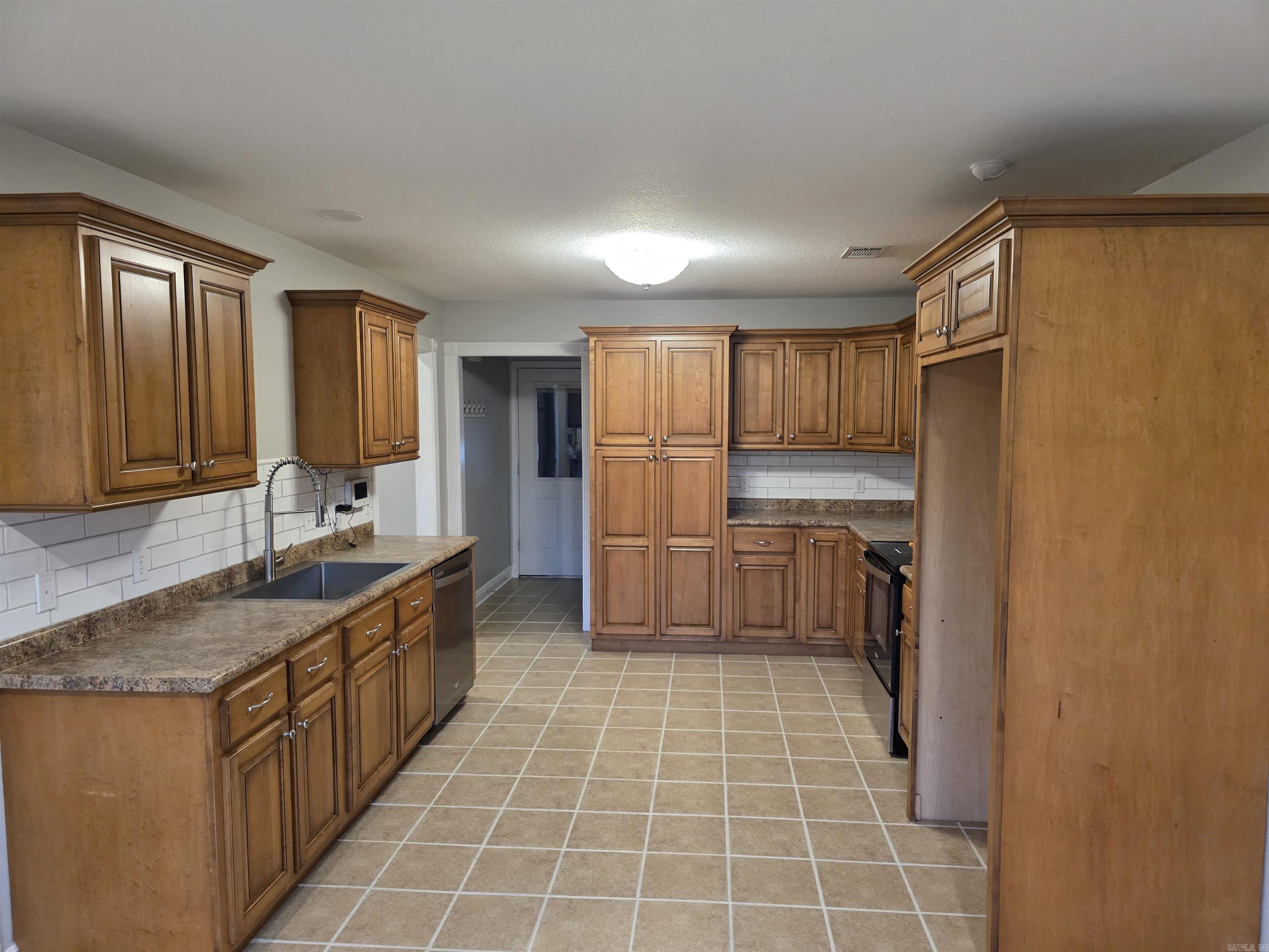2800 Cambridge Property Photo 10