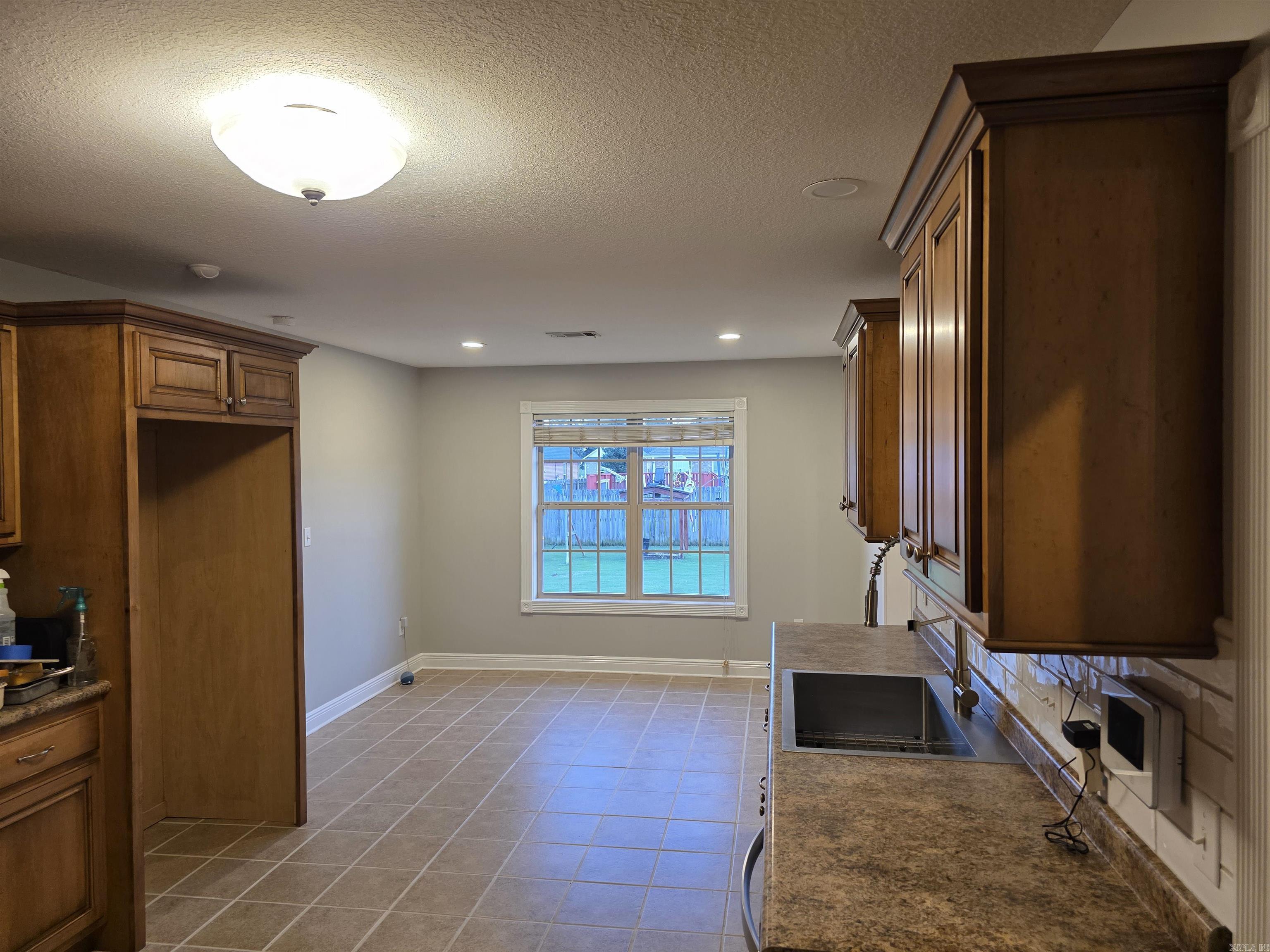 2800 Cambridge Property Photo 12