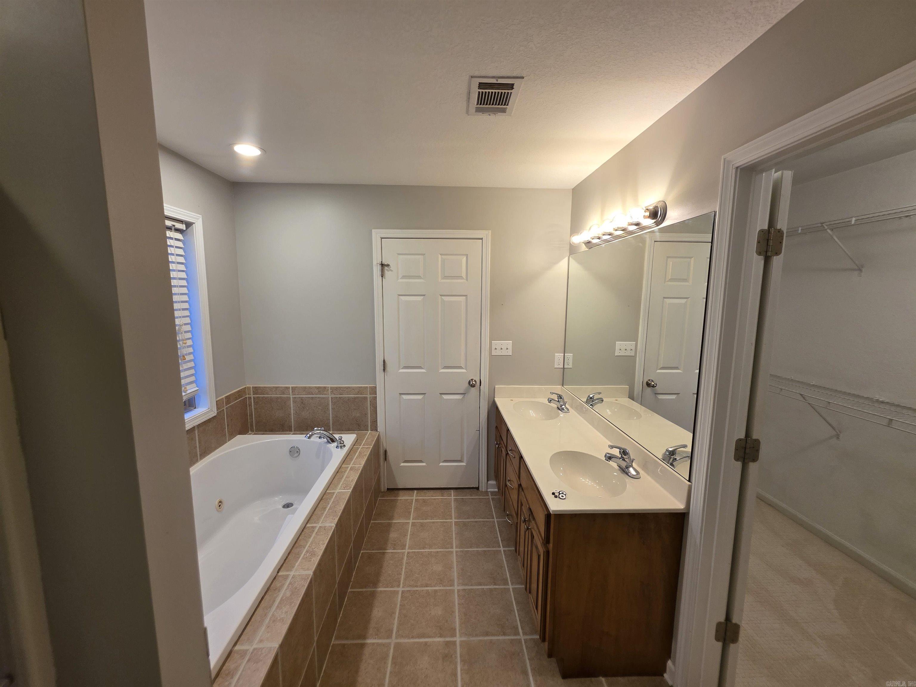 2800 Cambridge Property Photo 16