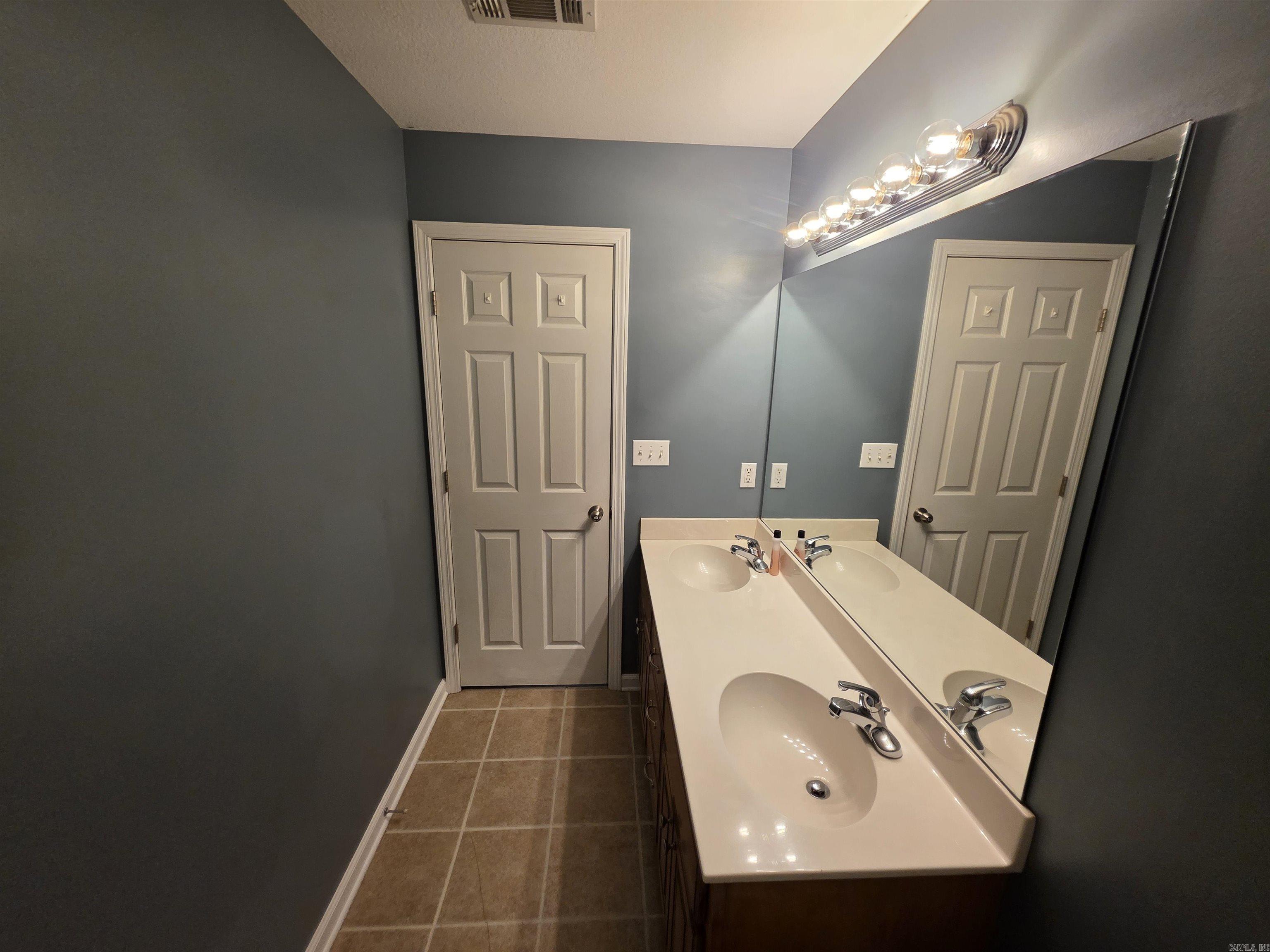 2800 Cambridge Property Photo 31