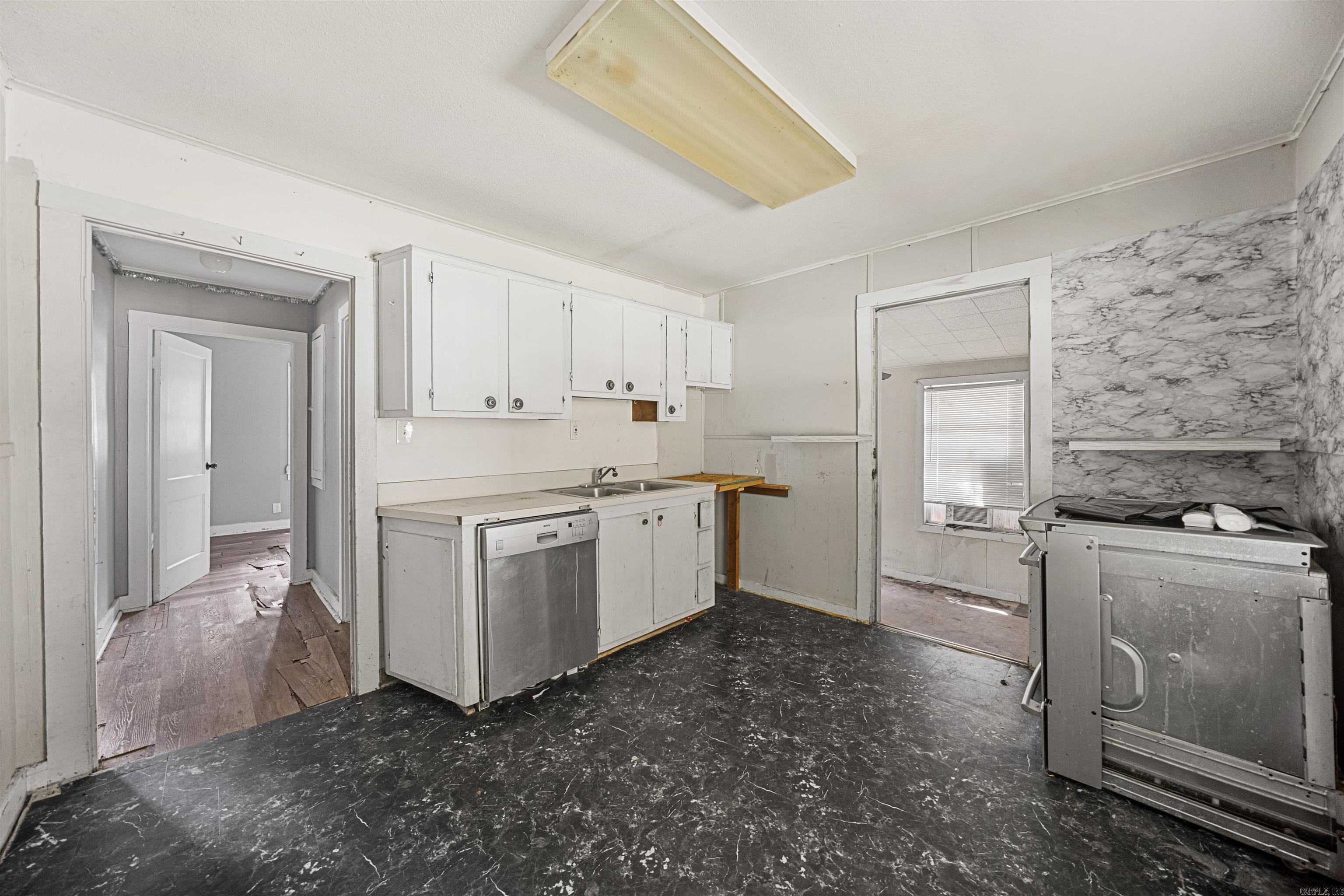 401 W Indiana Street Property Photo 4