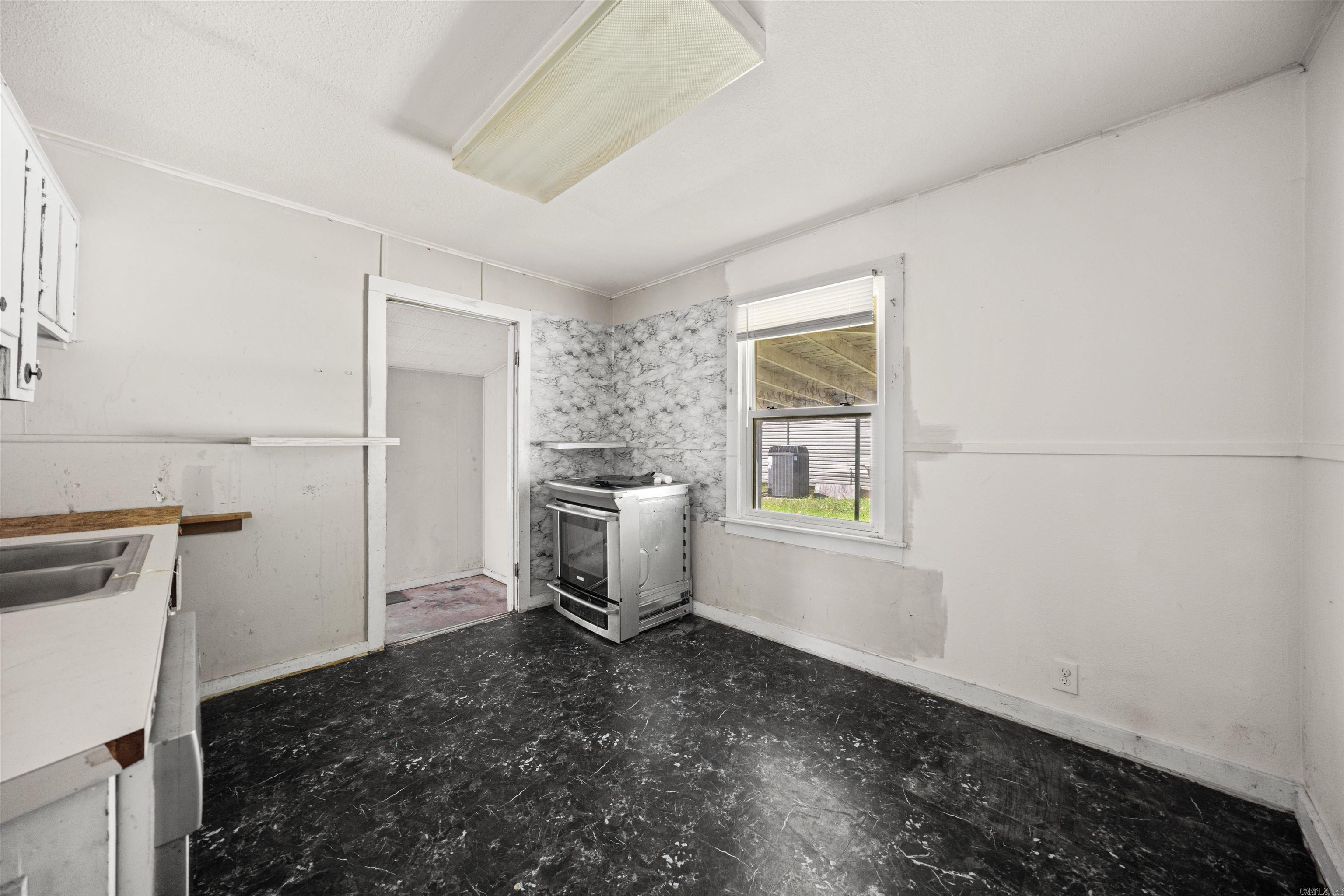 401 W Indiana Street Property Photo 6