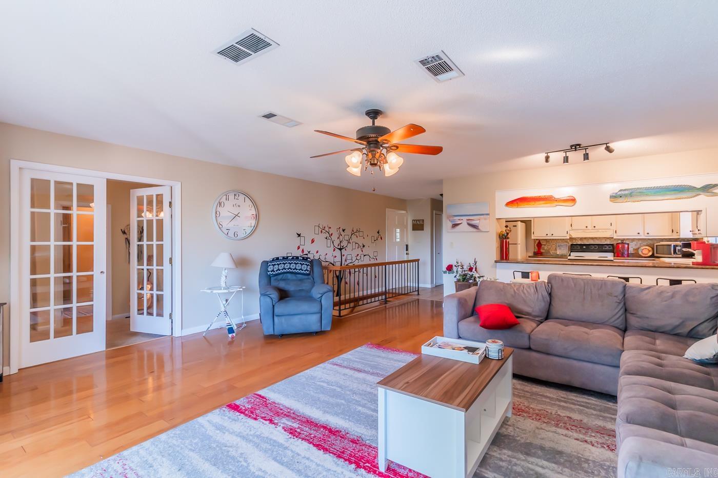 111 W Lakeshore Dr Property Photo 8