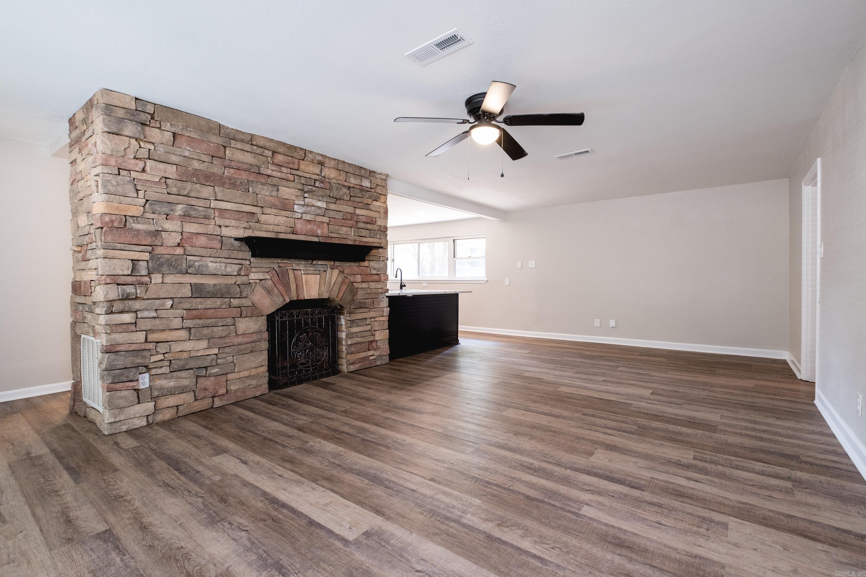 212 Lillian Street Property Photo 4