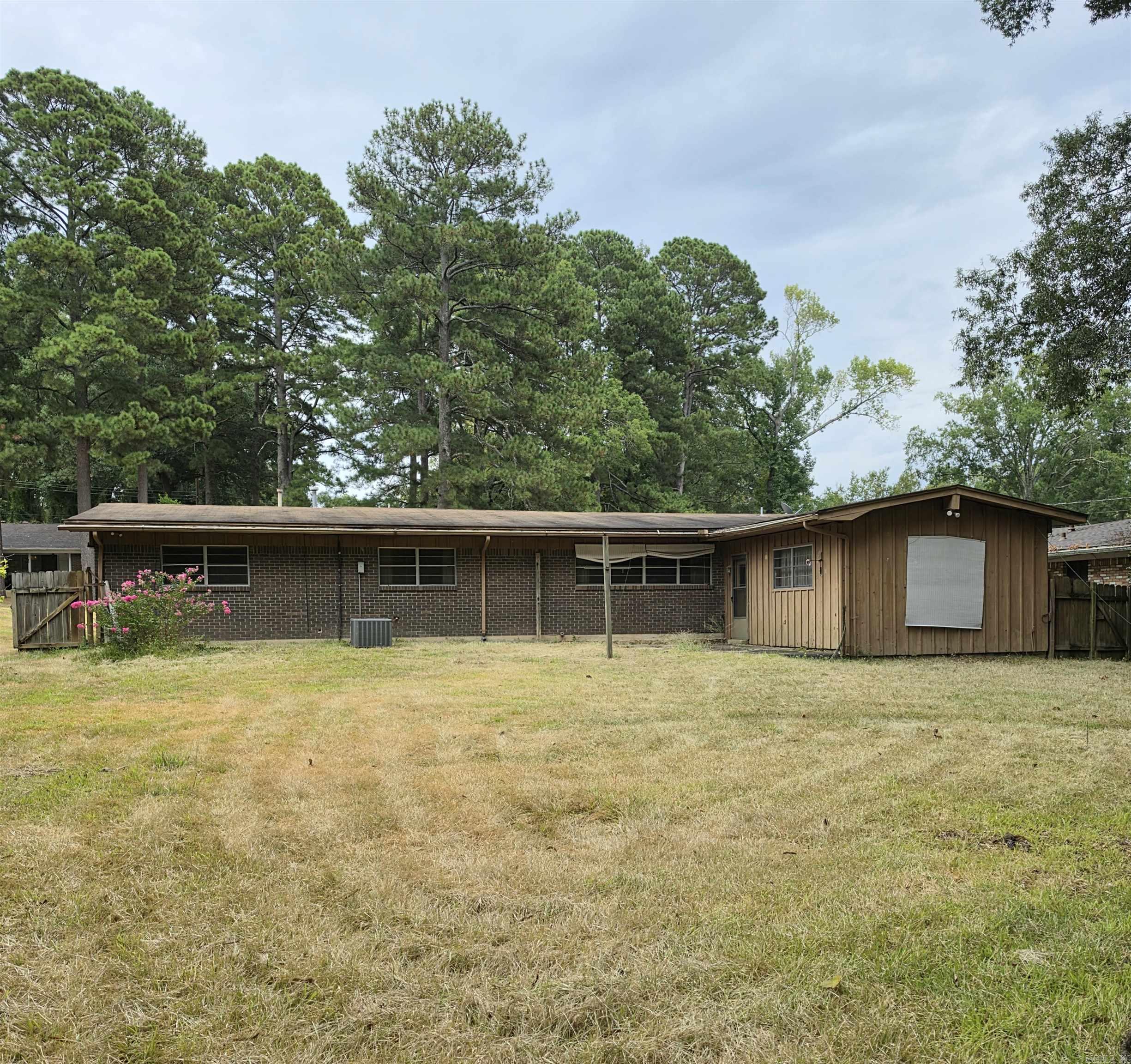 1208 Crestwood Dr Property Photo 2