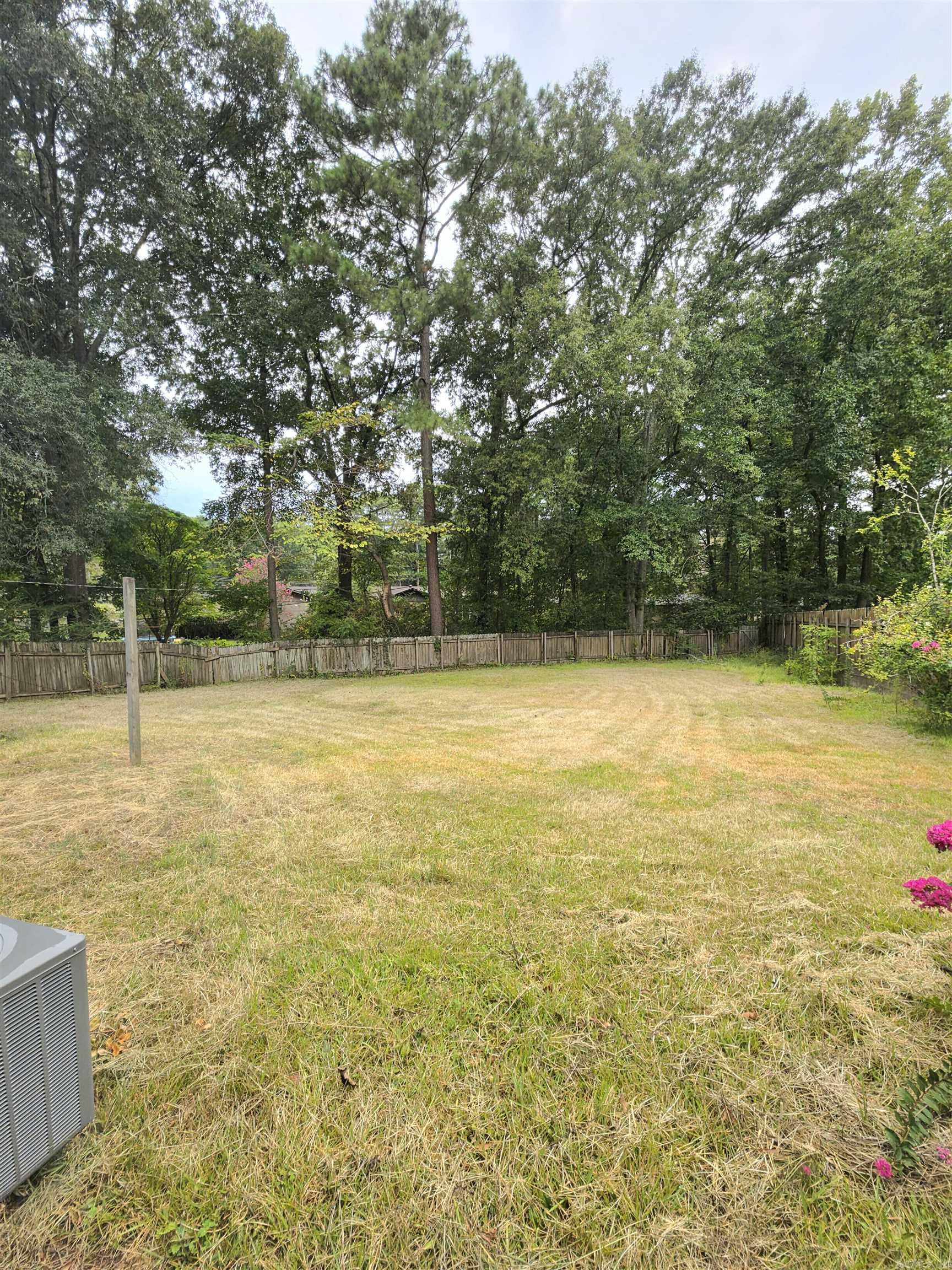 1208 Crestwood Dr Property Photo 3