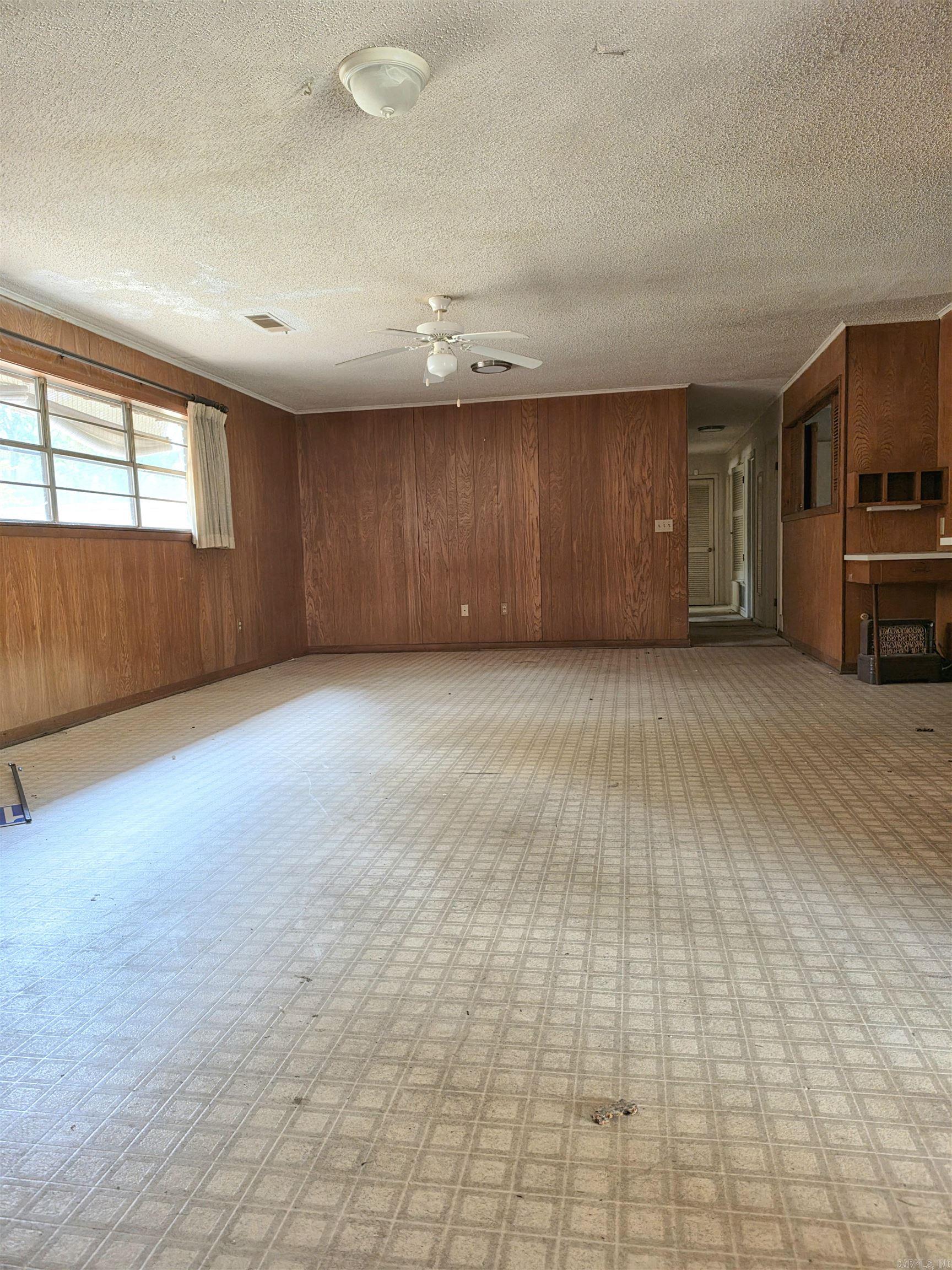 1208 Crestwood Dr Property Photo 4
