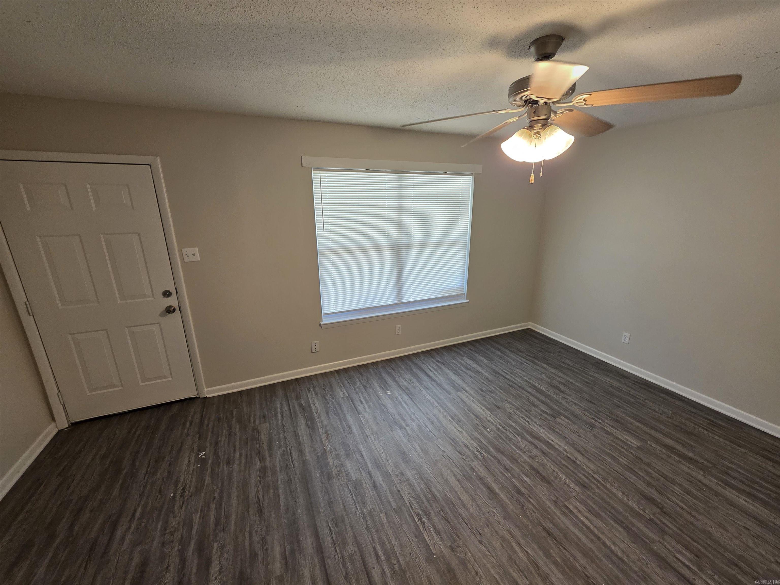 23 E Laramie Drive B Property Photo 1