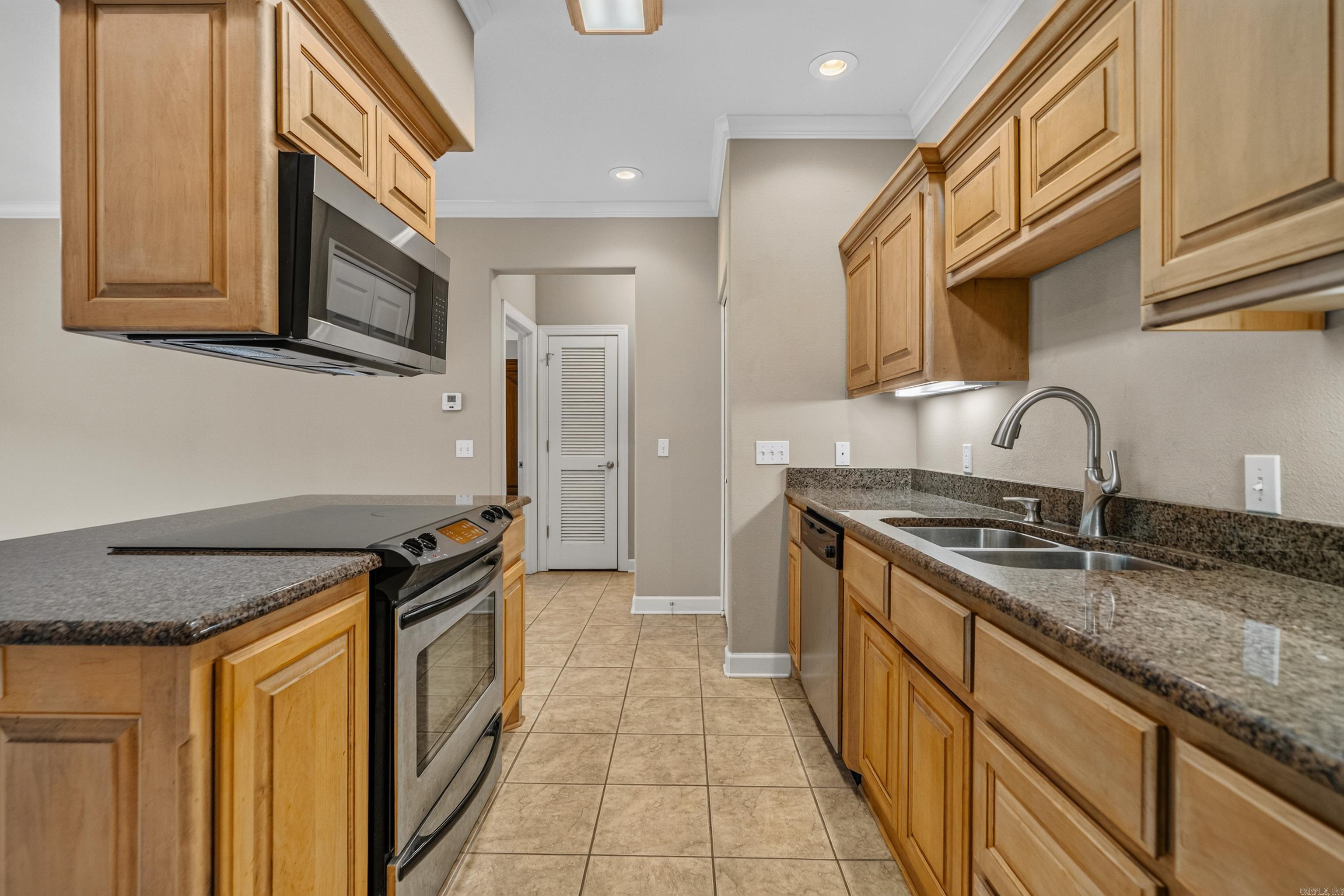 640 Arkridge J5 Property Photo 26