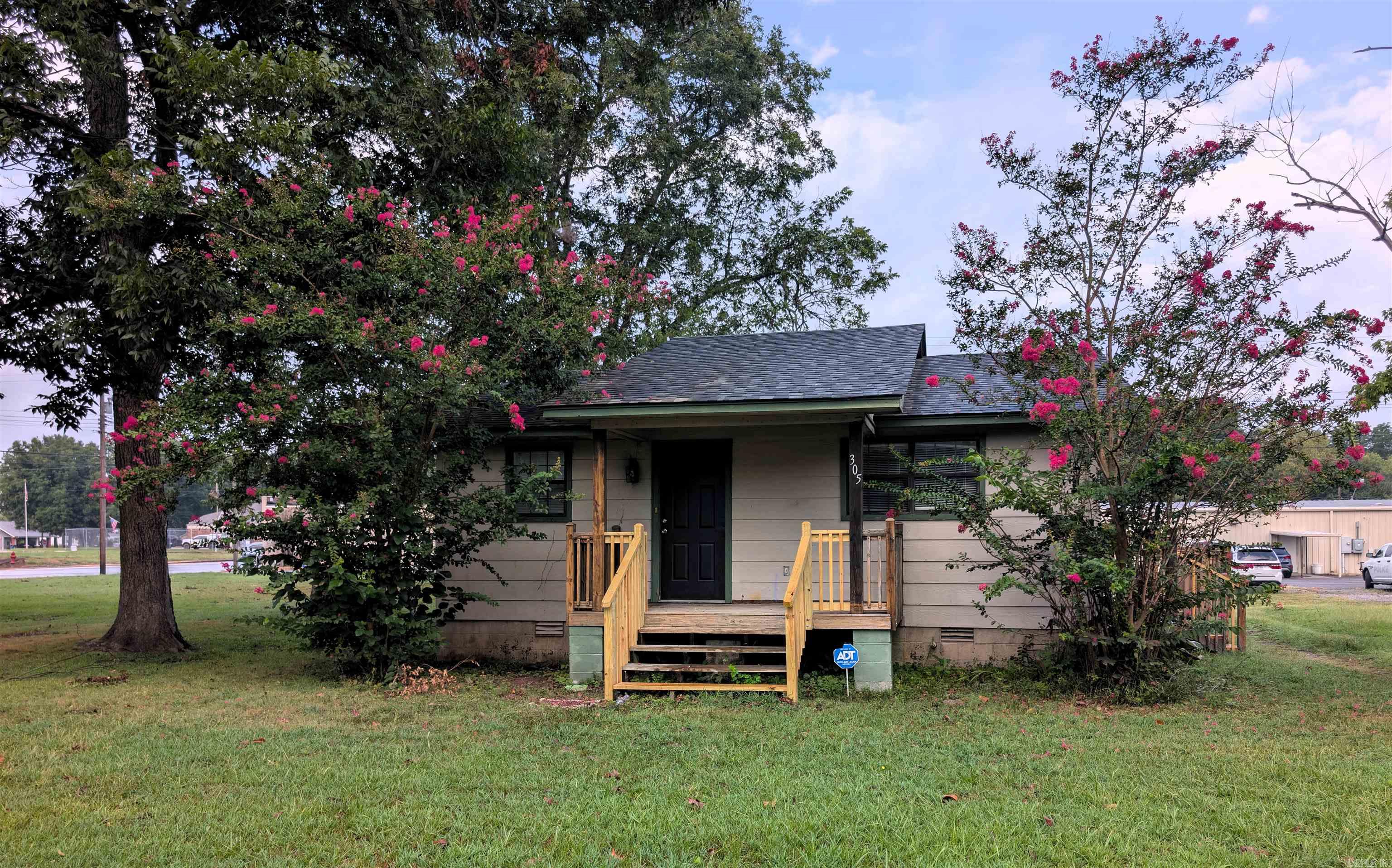 305 Jackson Street Property Photo 1