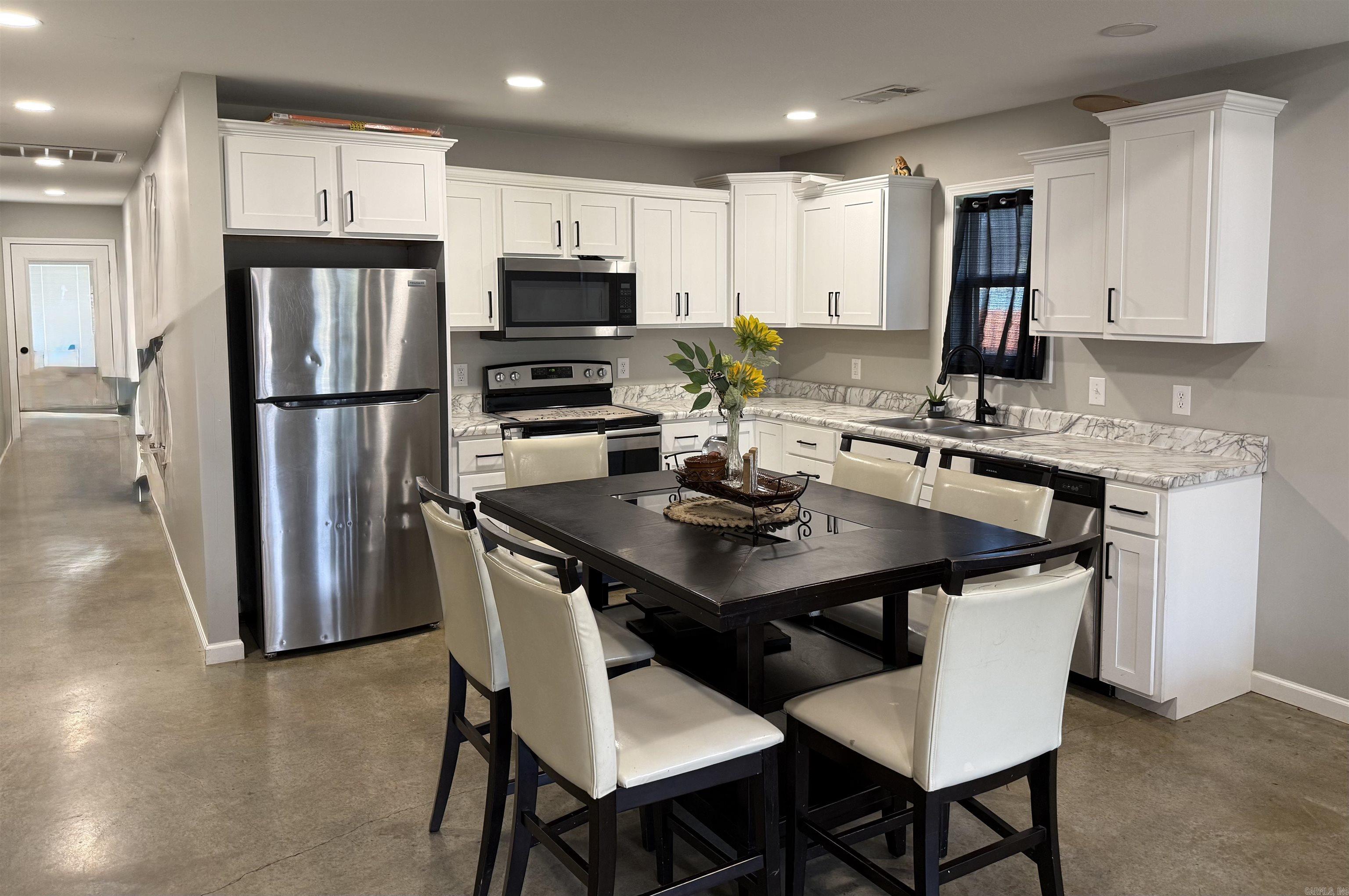 346 Lois Lane Property Photo 4
