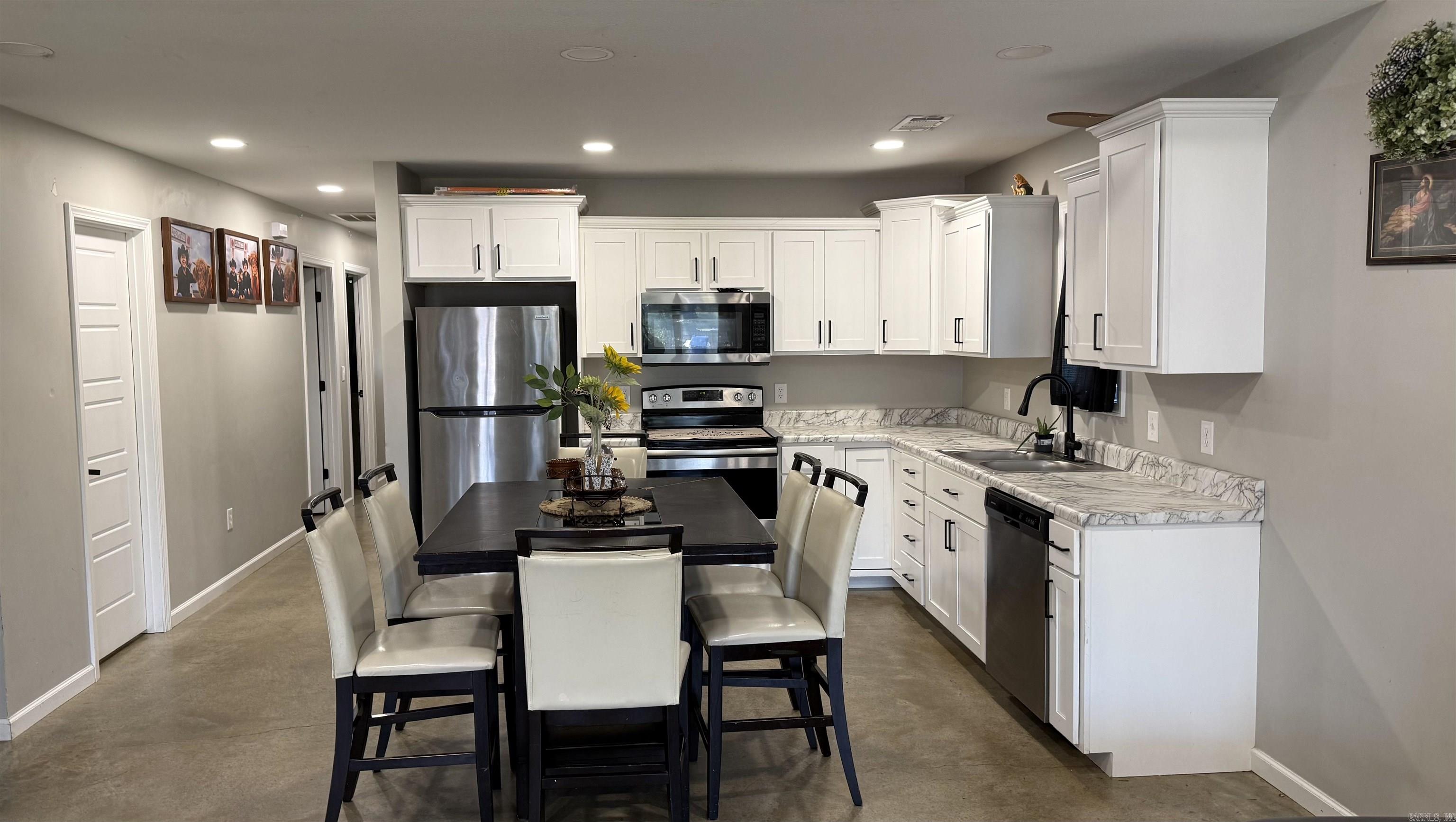 346 Lois Lane Property Photo 7