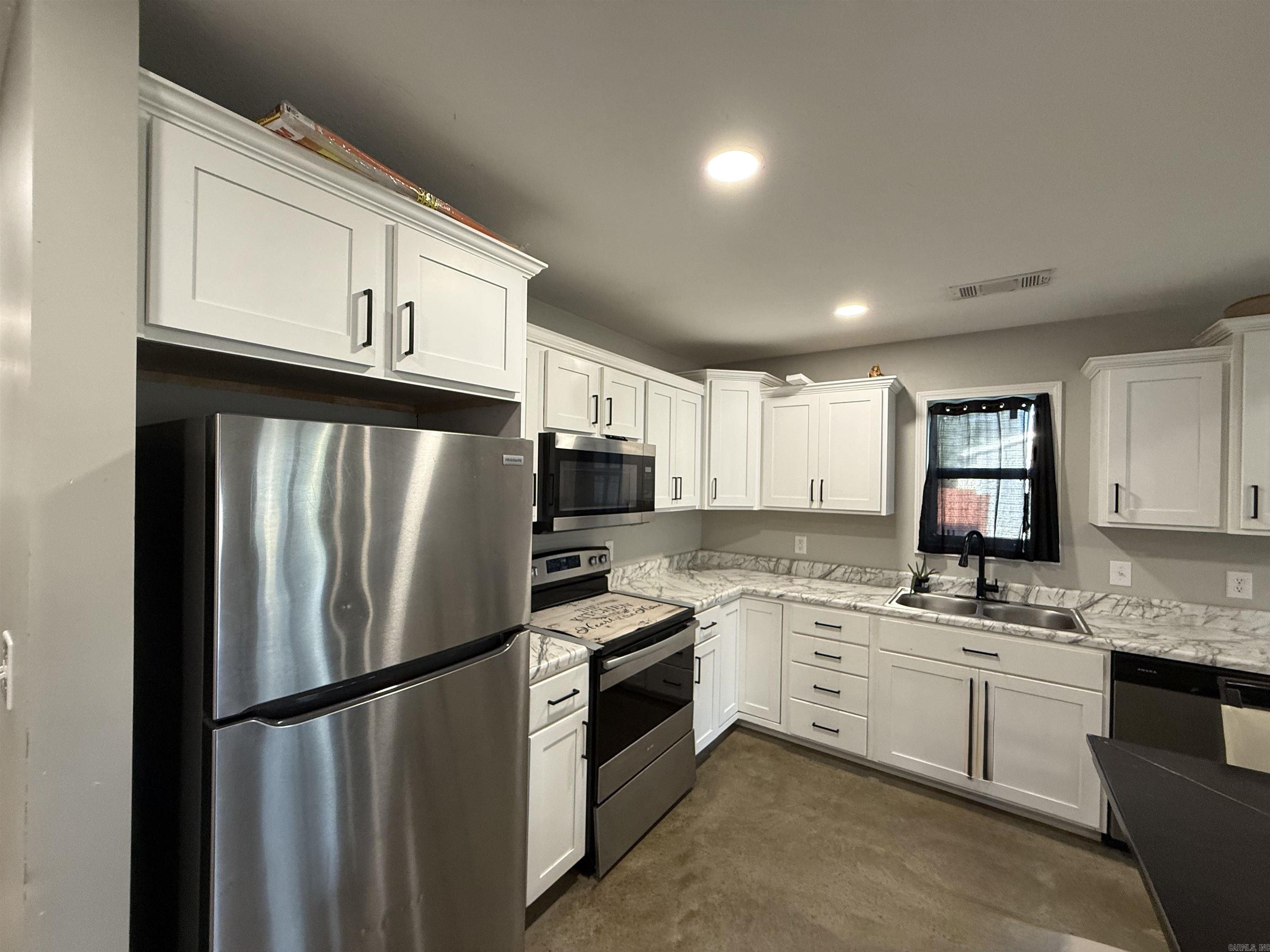 346 Lois Lane Property Photo 15