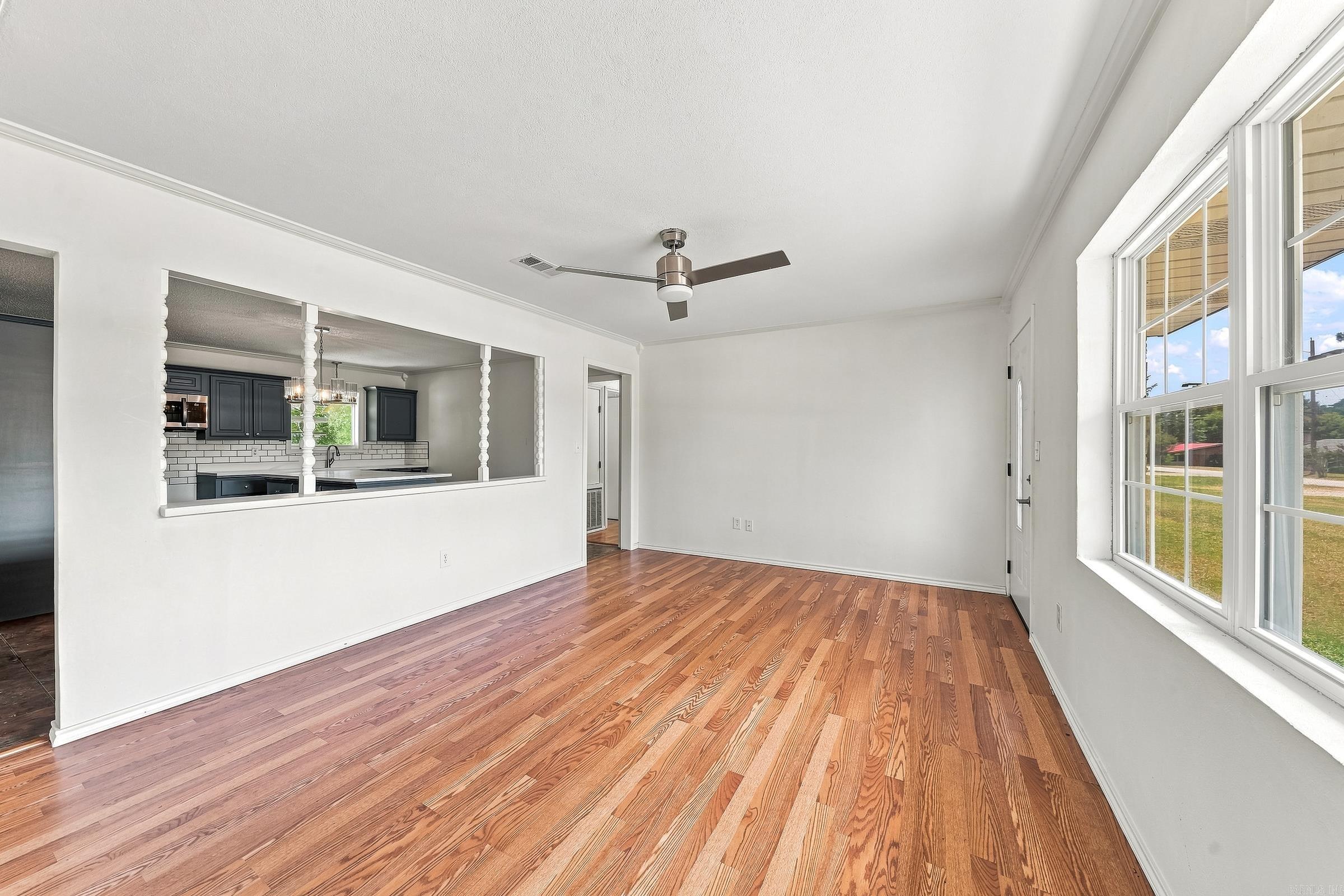 902 Lazenby Property Photo 4