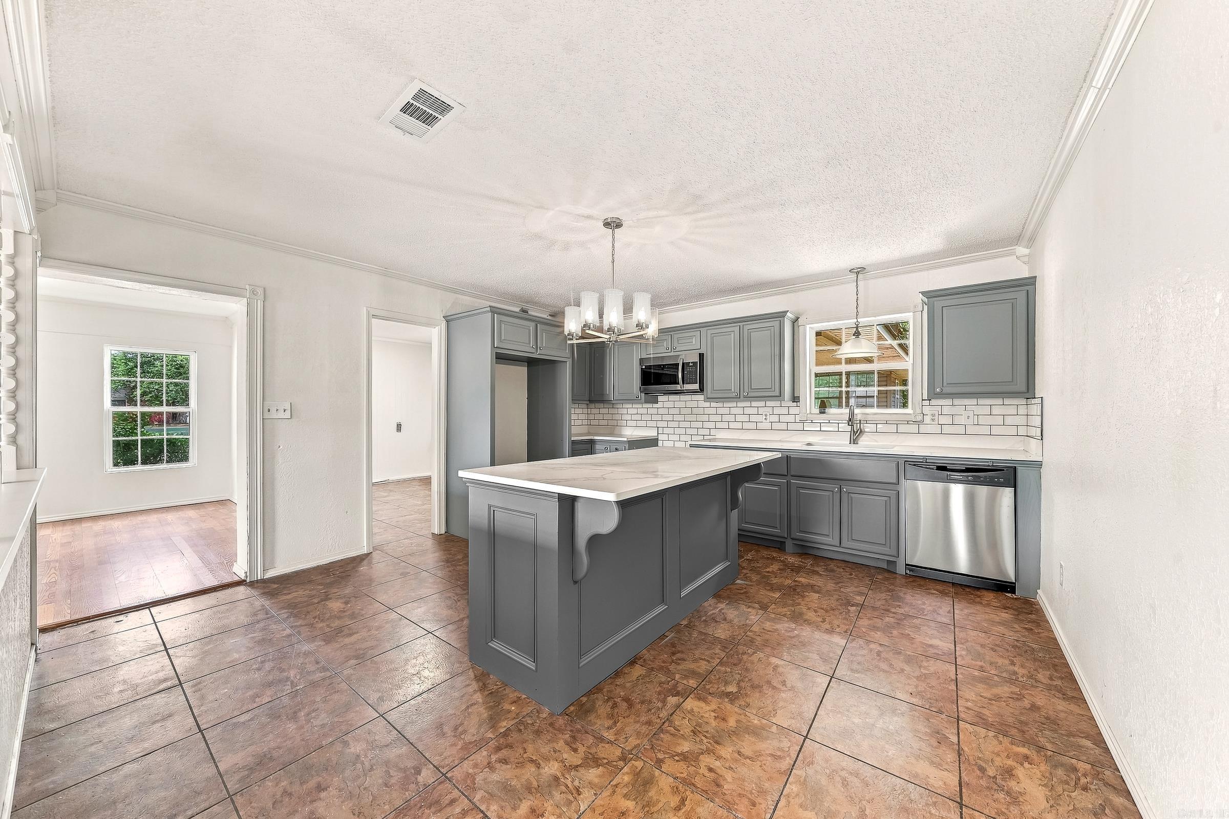 902 Lazenby Property Photo 11