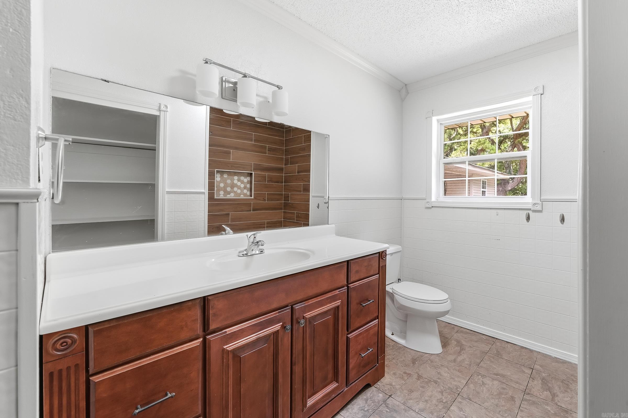 902 Lazenby Property Photo 13