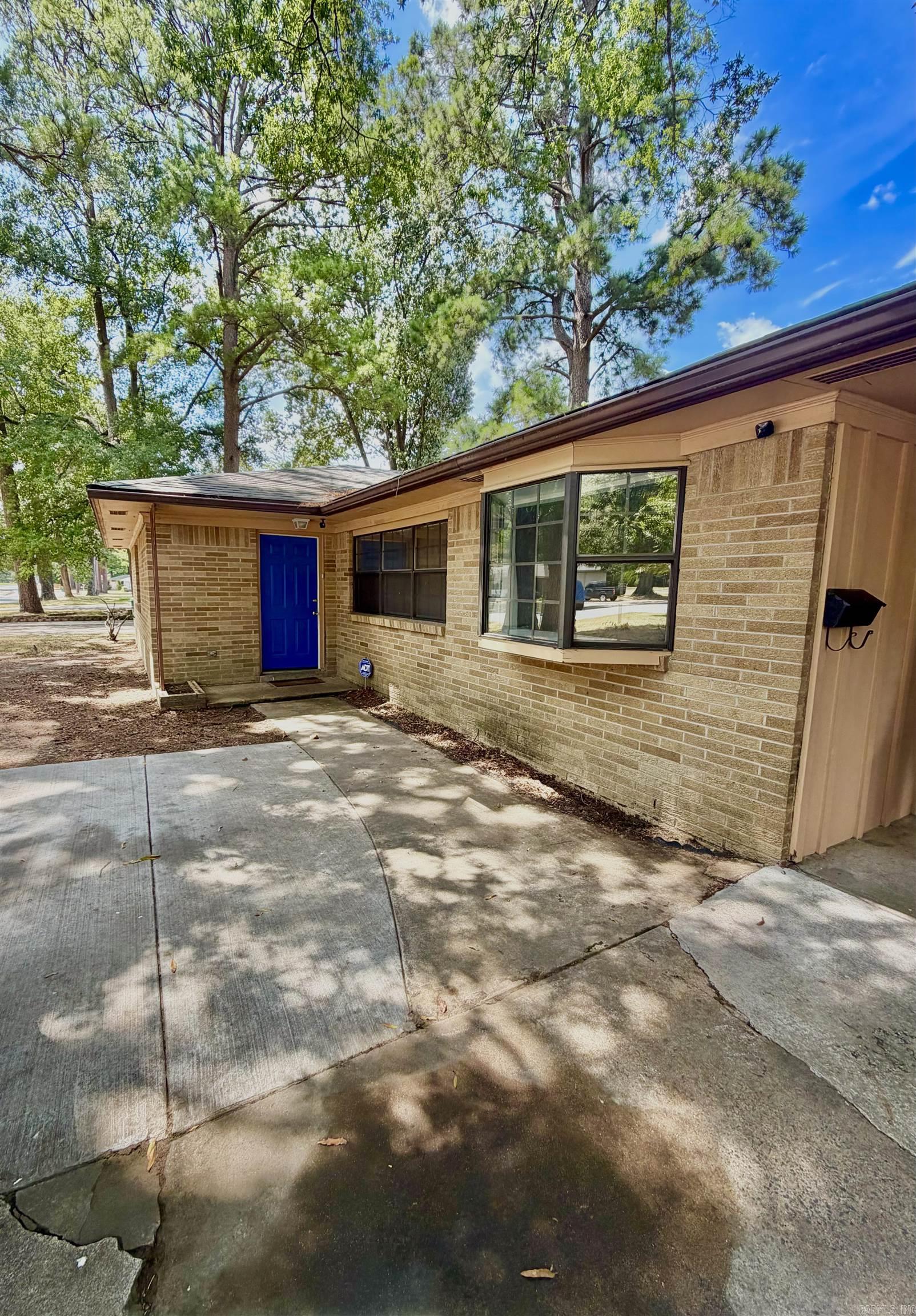 6916 Cloverdale Dr Property Photo 2