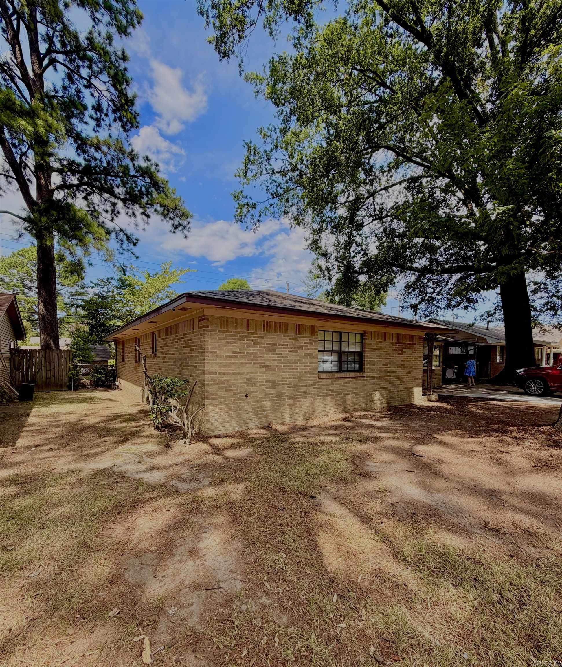 6916 Cloverdale Dr Property Photo 3