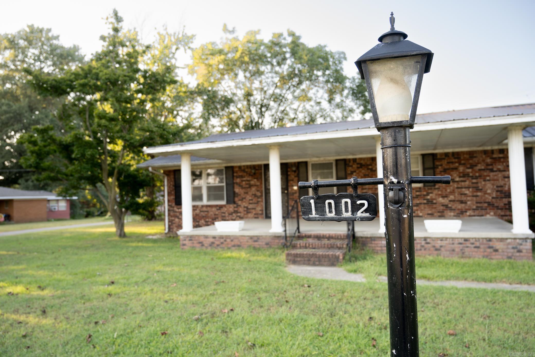 1002 Sycamore Drive Property Photo 2