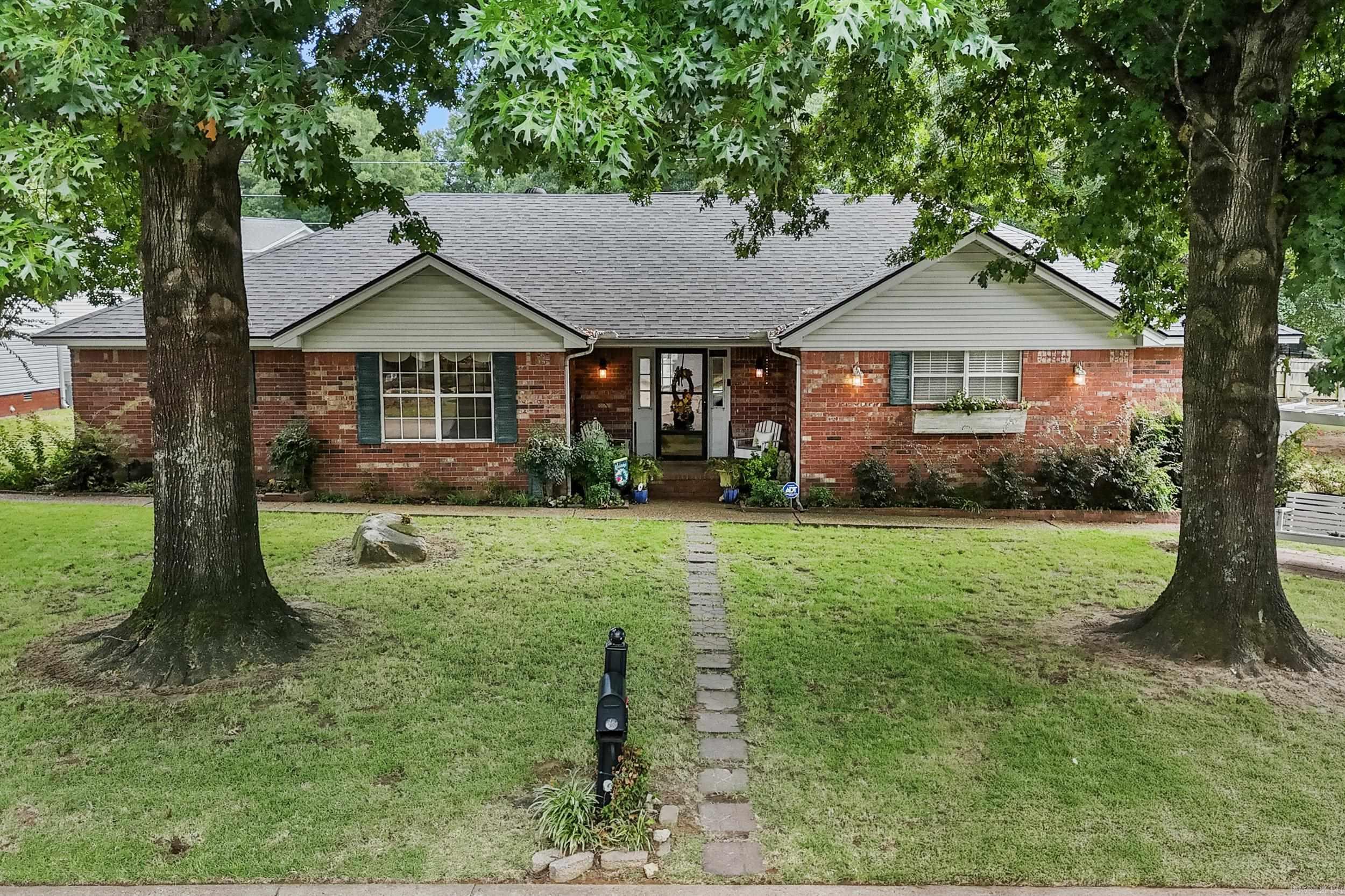 304 Live Oak Property Photo 2