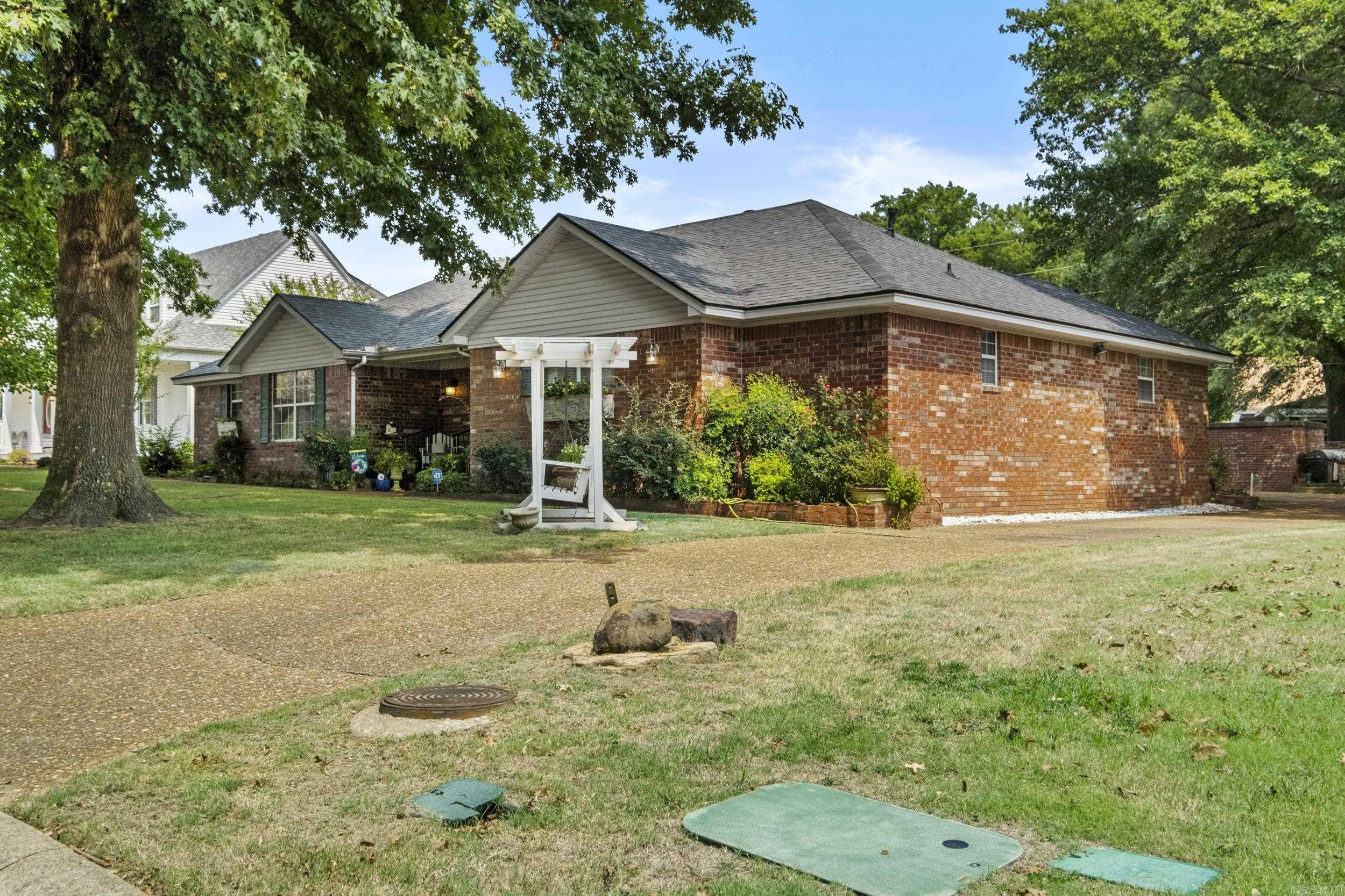 304 Live Oak Property Photo 5