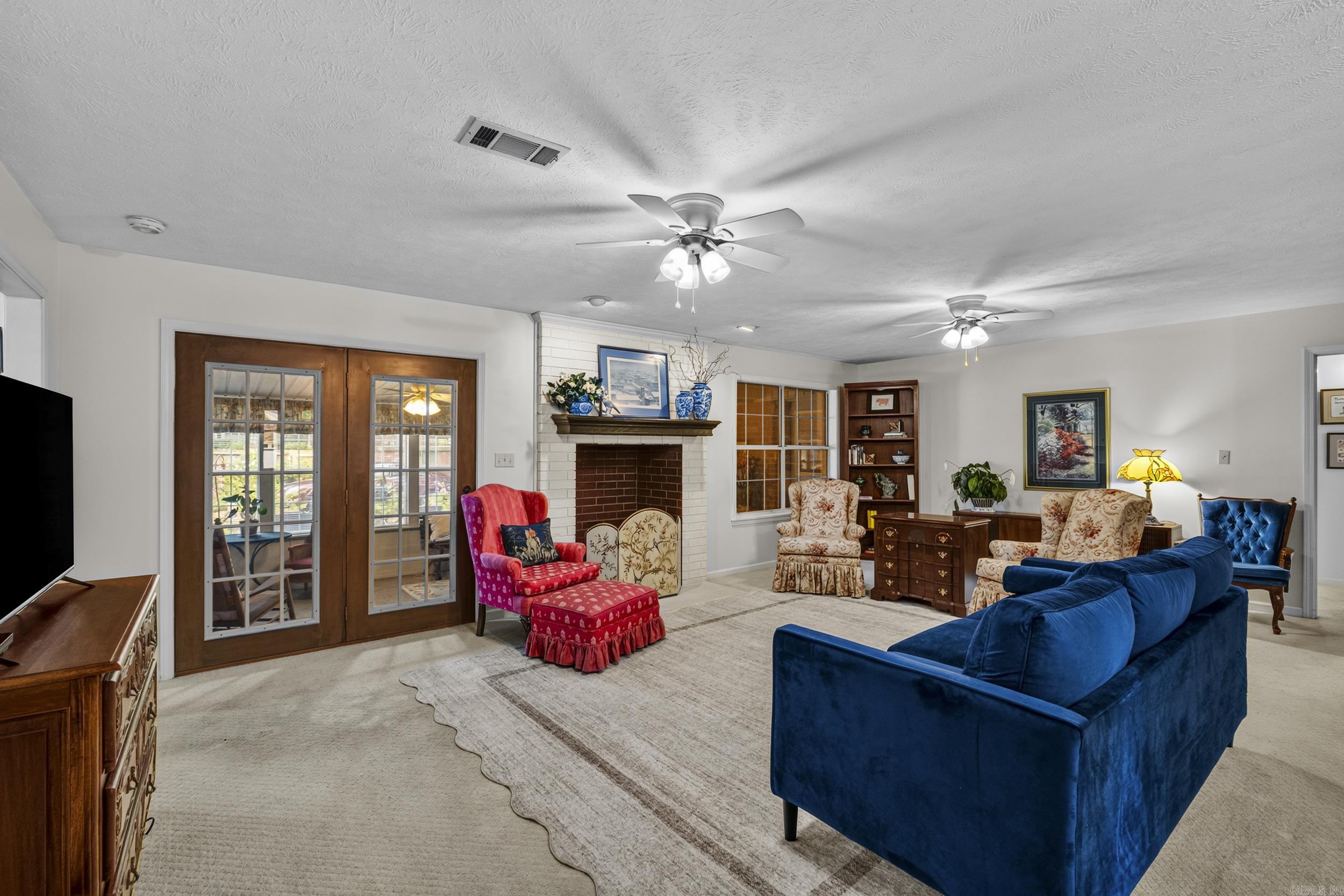 304 Live Oak Property Photo 6
