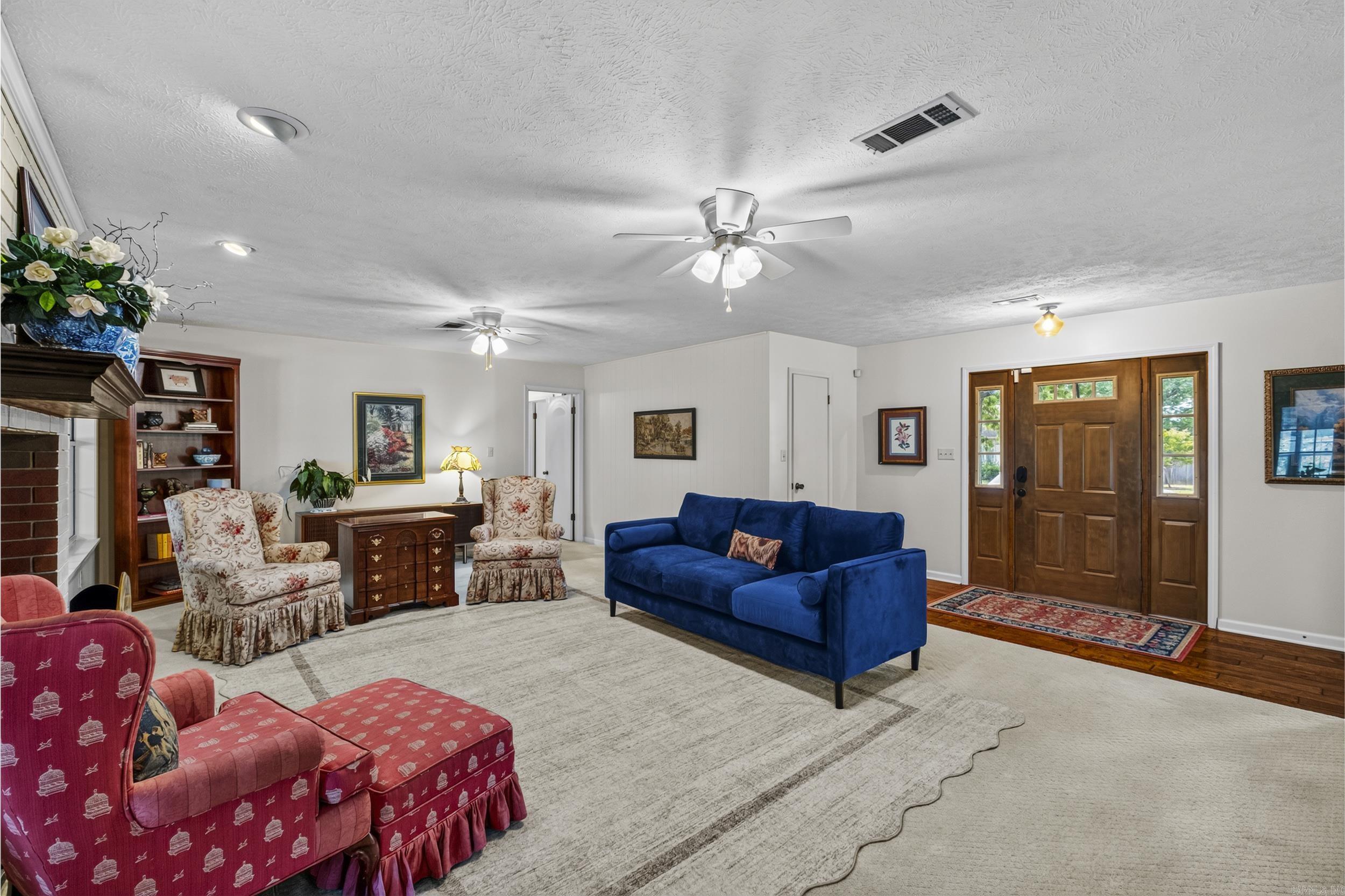 304 Live Oak Property Photo 9