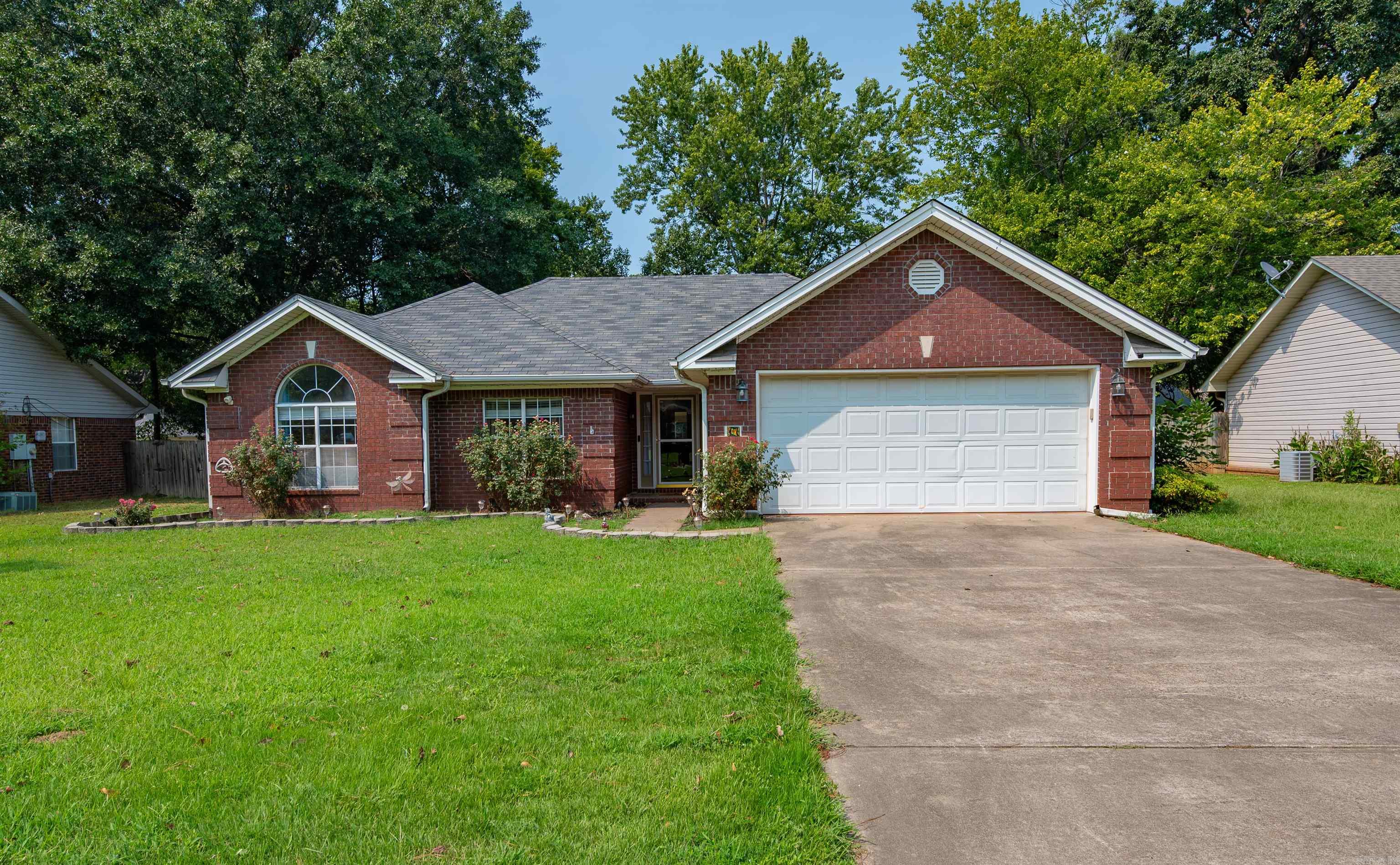 17 Robin Lane Property Photo 1