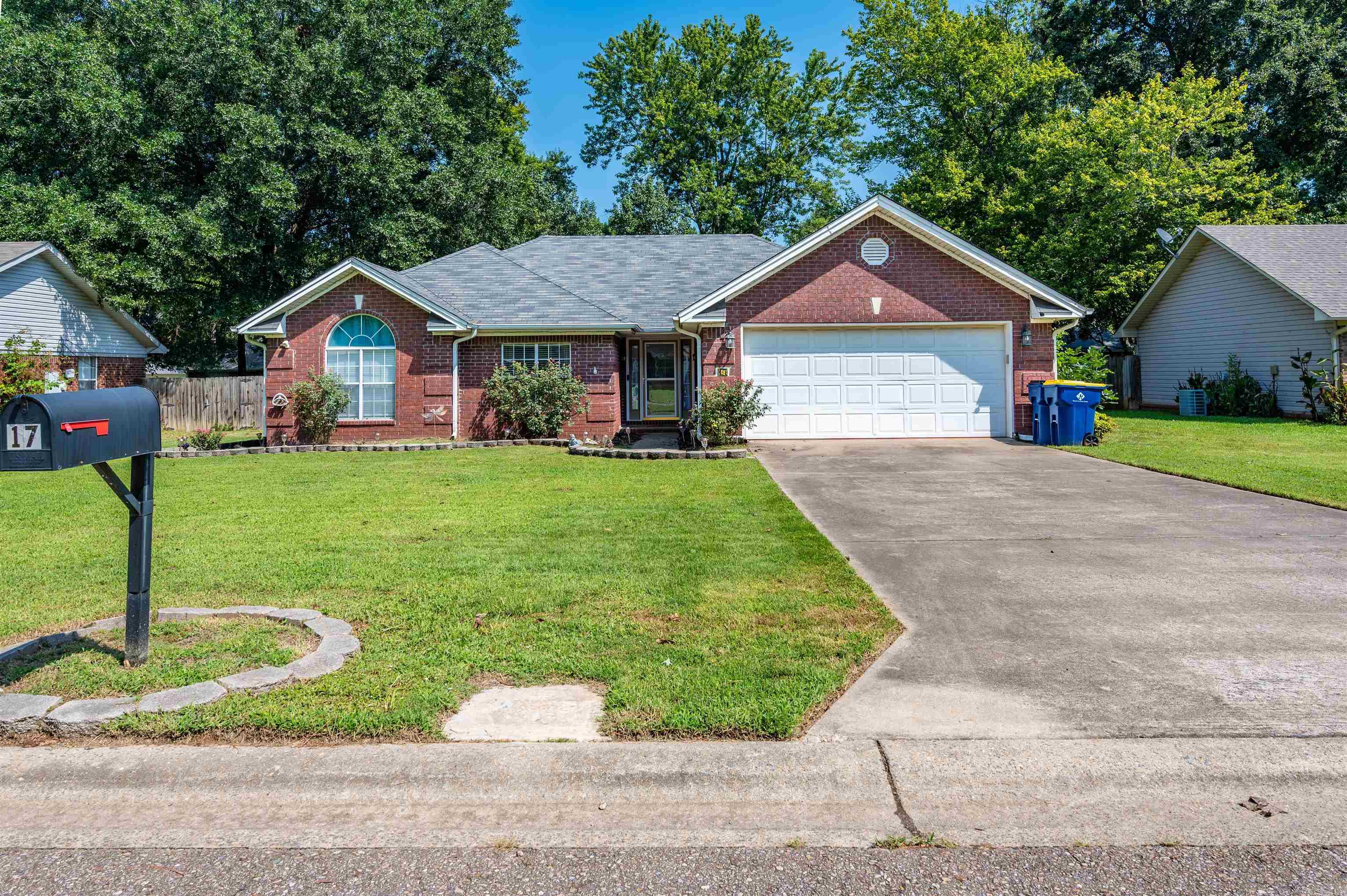 17 Robin Lane Property Photo 1