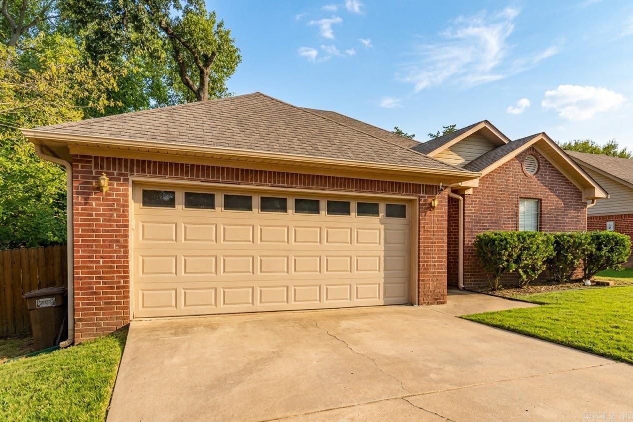 270 Pickwicket Dr Property Photo 3