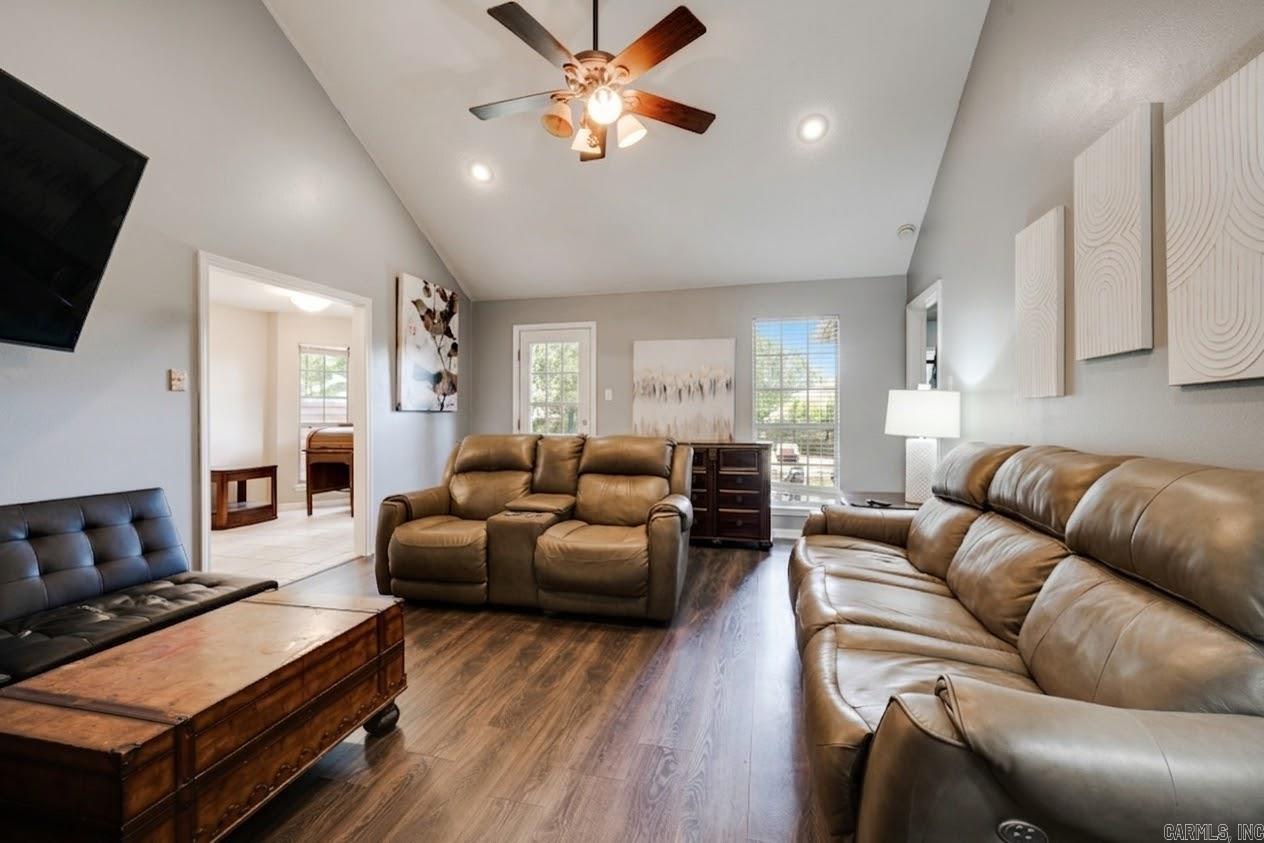 270 Pickwicket Dr Property Photo 4