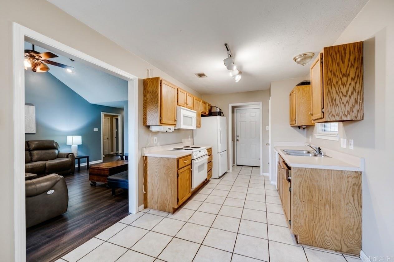 270 Pickwicket Dr Property Photo 14