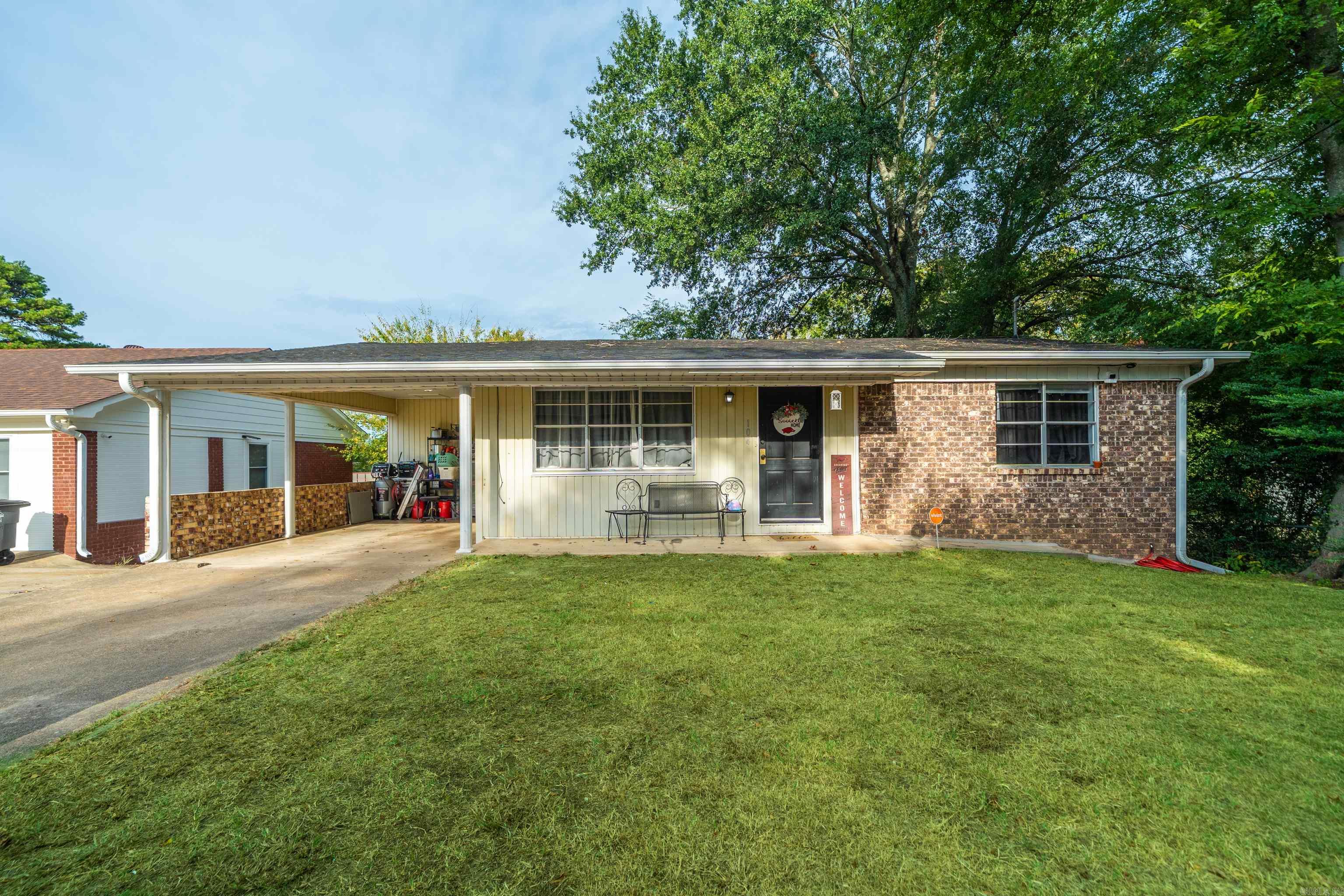 104 Clyde Property Photo 1