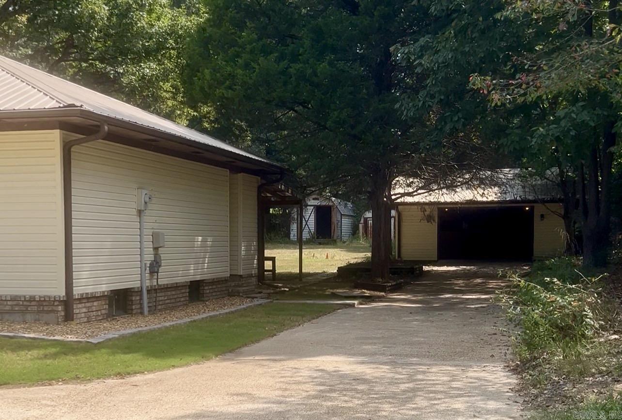 911 Roselee Drive Property Photo 3