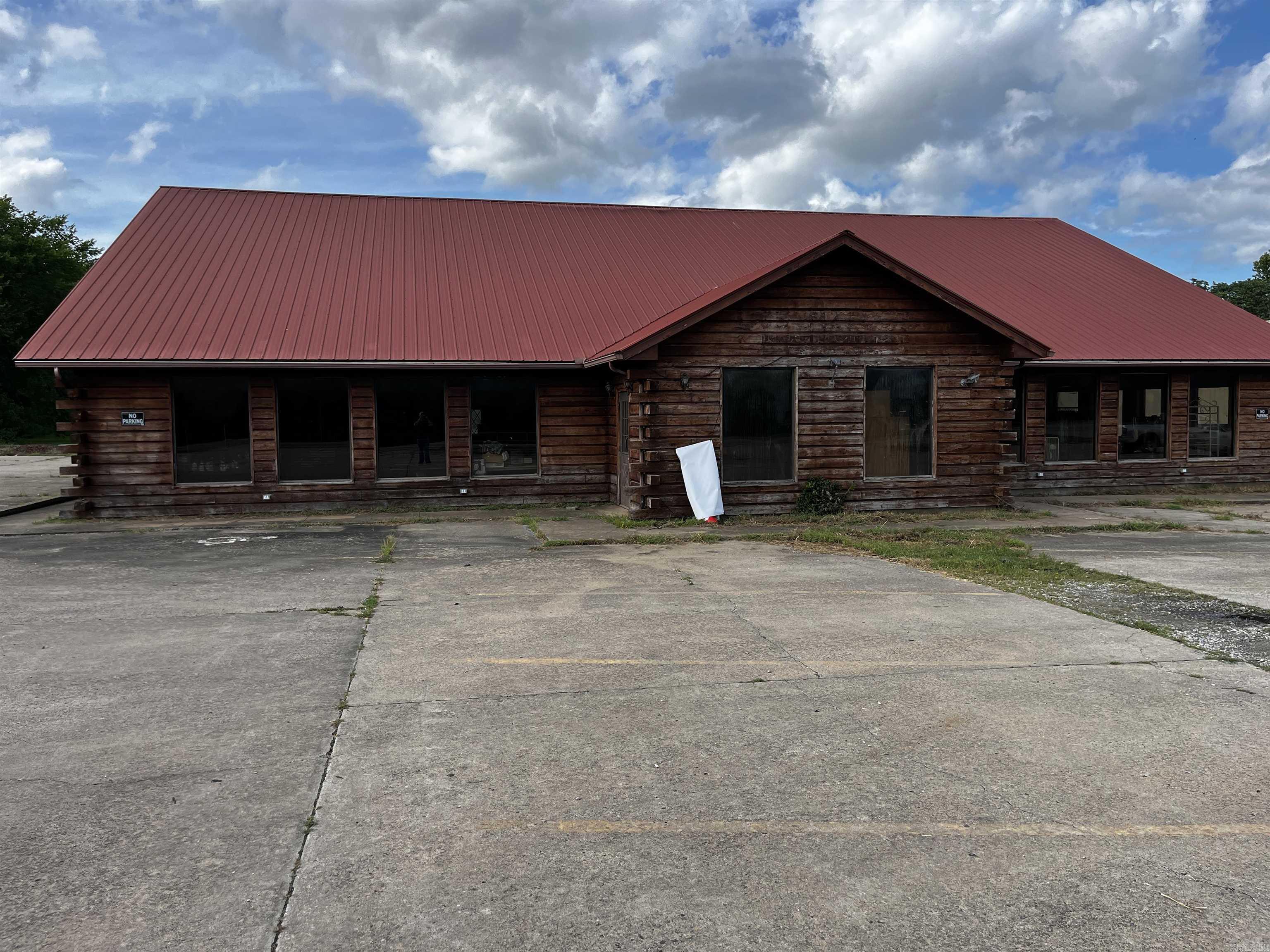 1004 N Highway 65 Property Photo 1