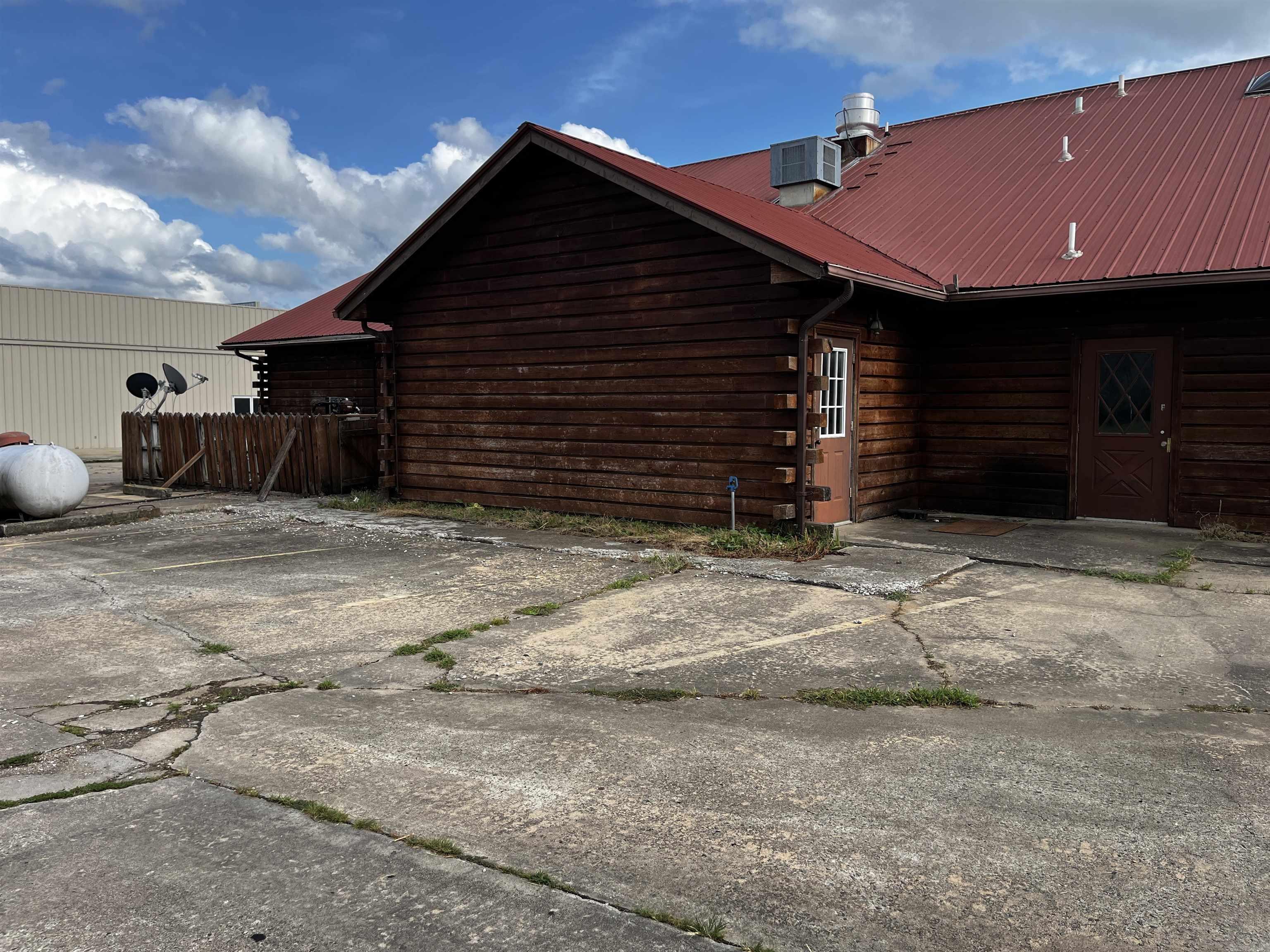 1004 N Highway 65 Property Photo 3