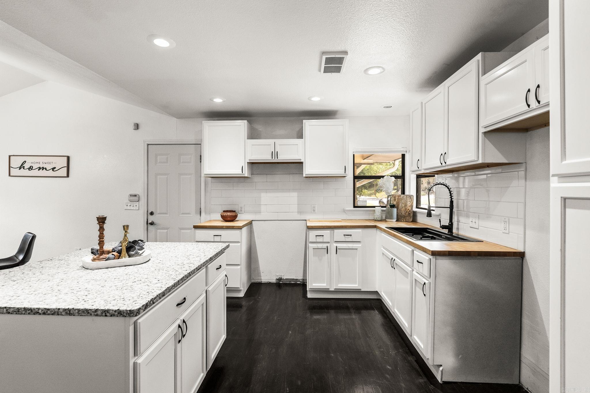 2016 Durwood Road Property Photo 4
