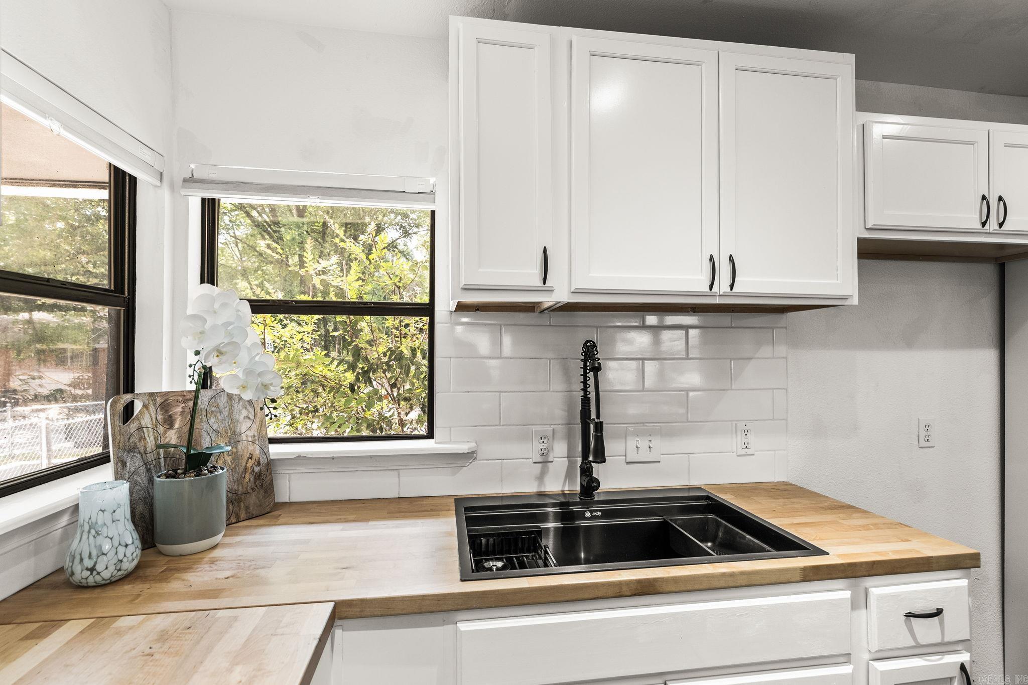 2016 Durwood Road Property Photo 8
