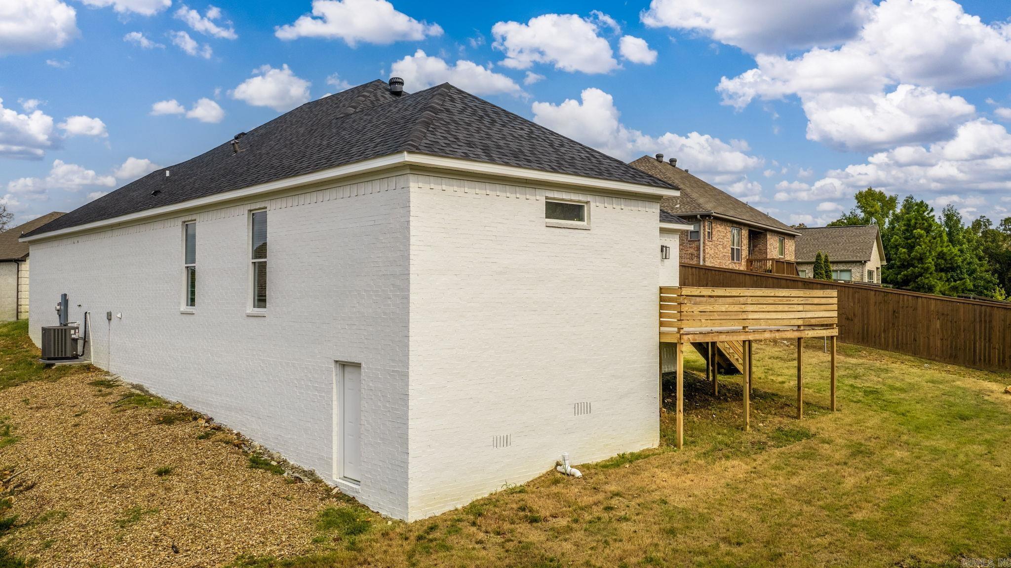 1008 Sussix Loop Property Photo 4