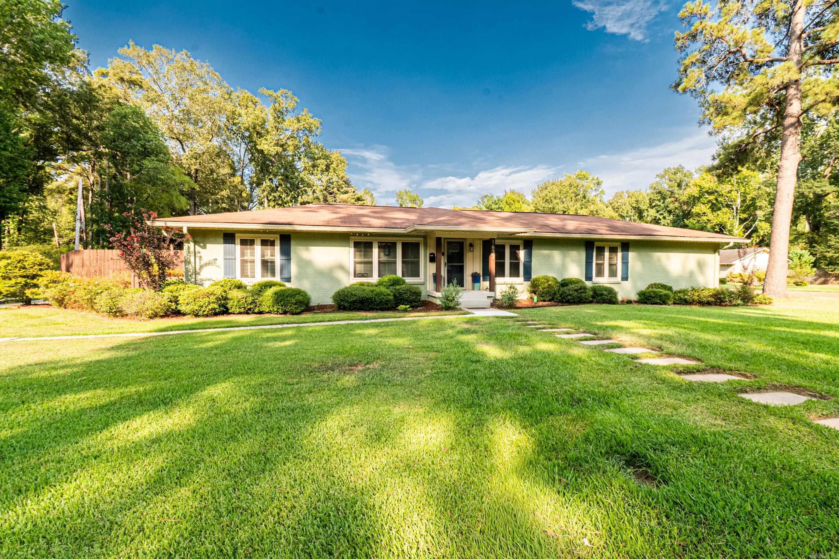1633 Park Ln Property Photo 3