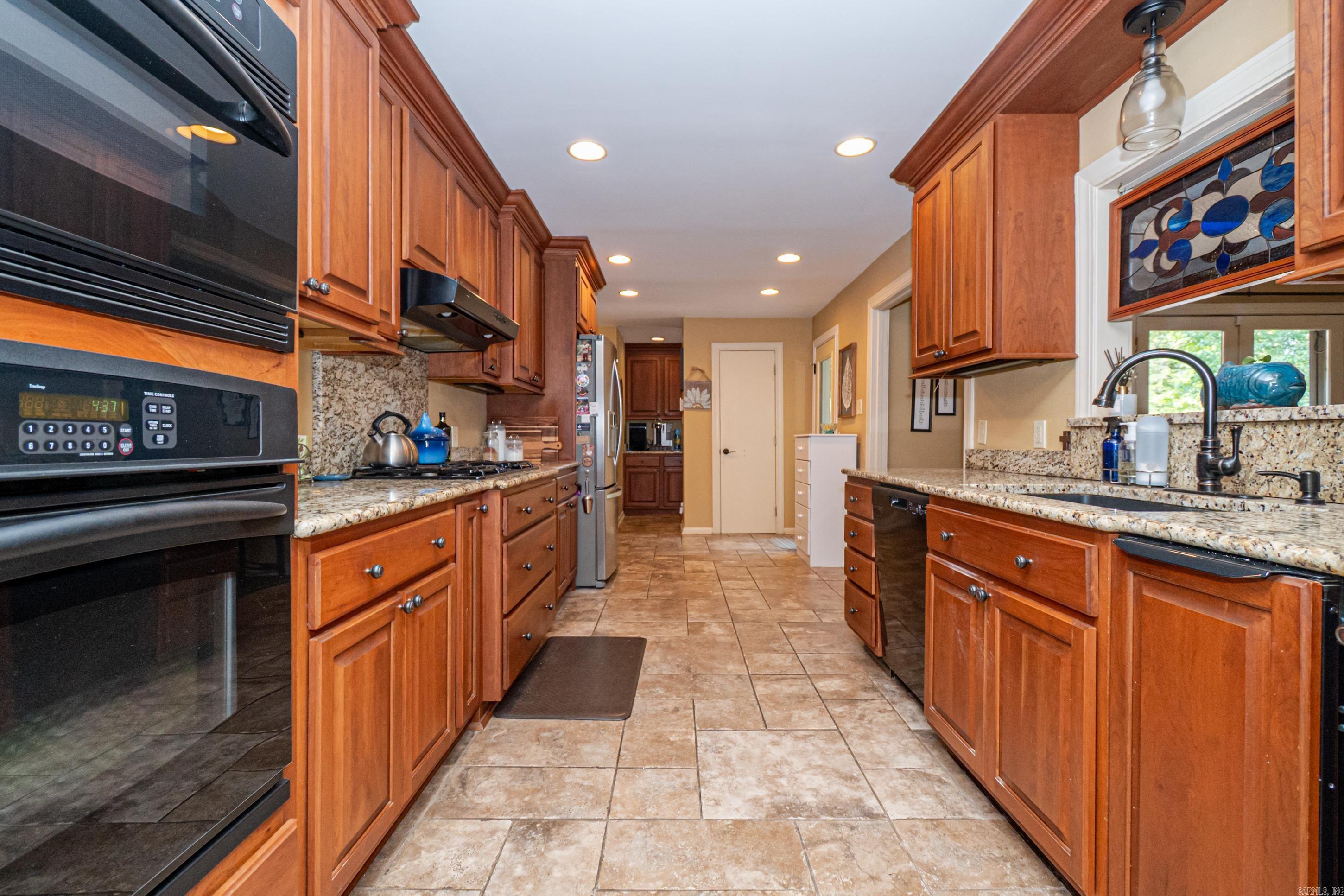 1633 Park Ln Property Photo 14