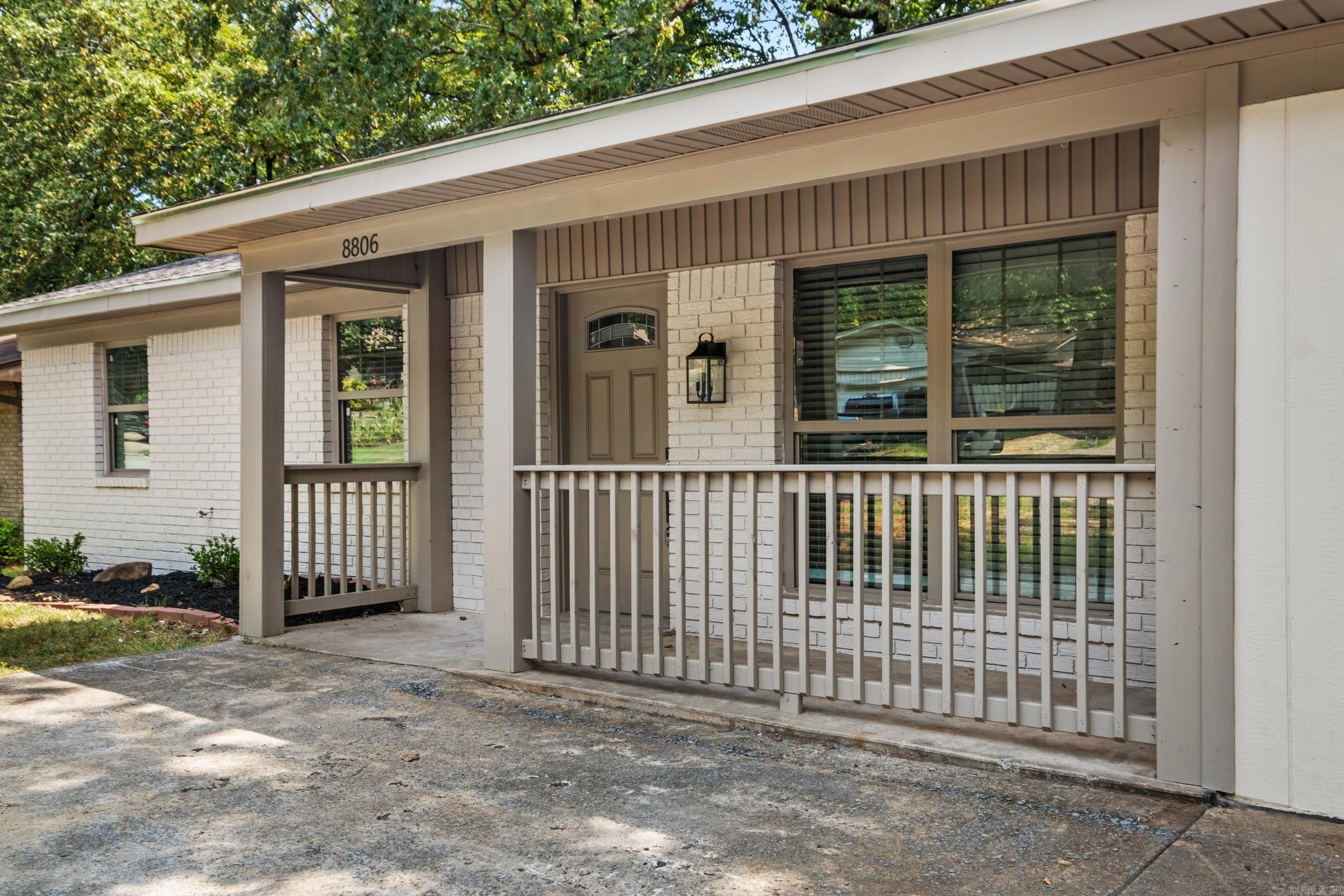 8806 Oakhaven Drive Property Photo 4