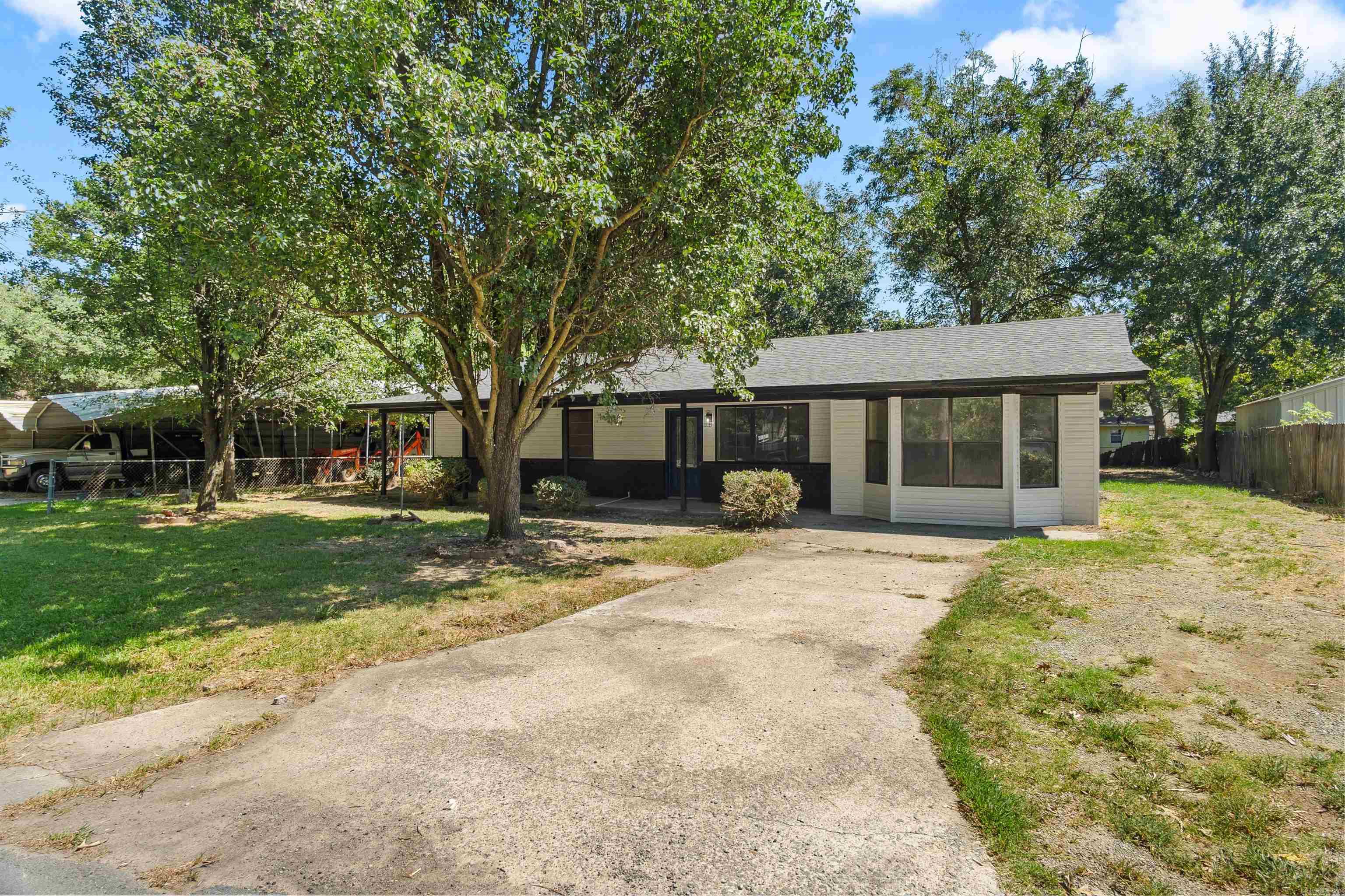 611 Fletcher Property Photo 2