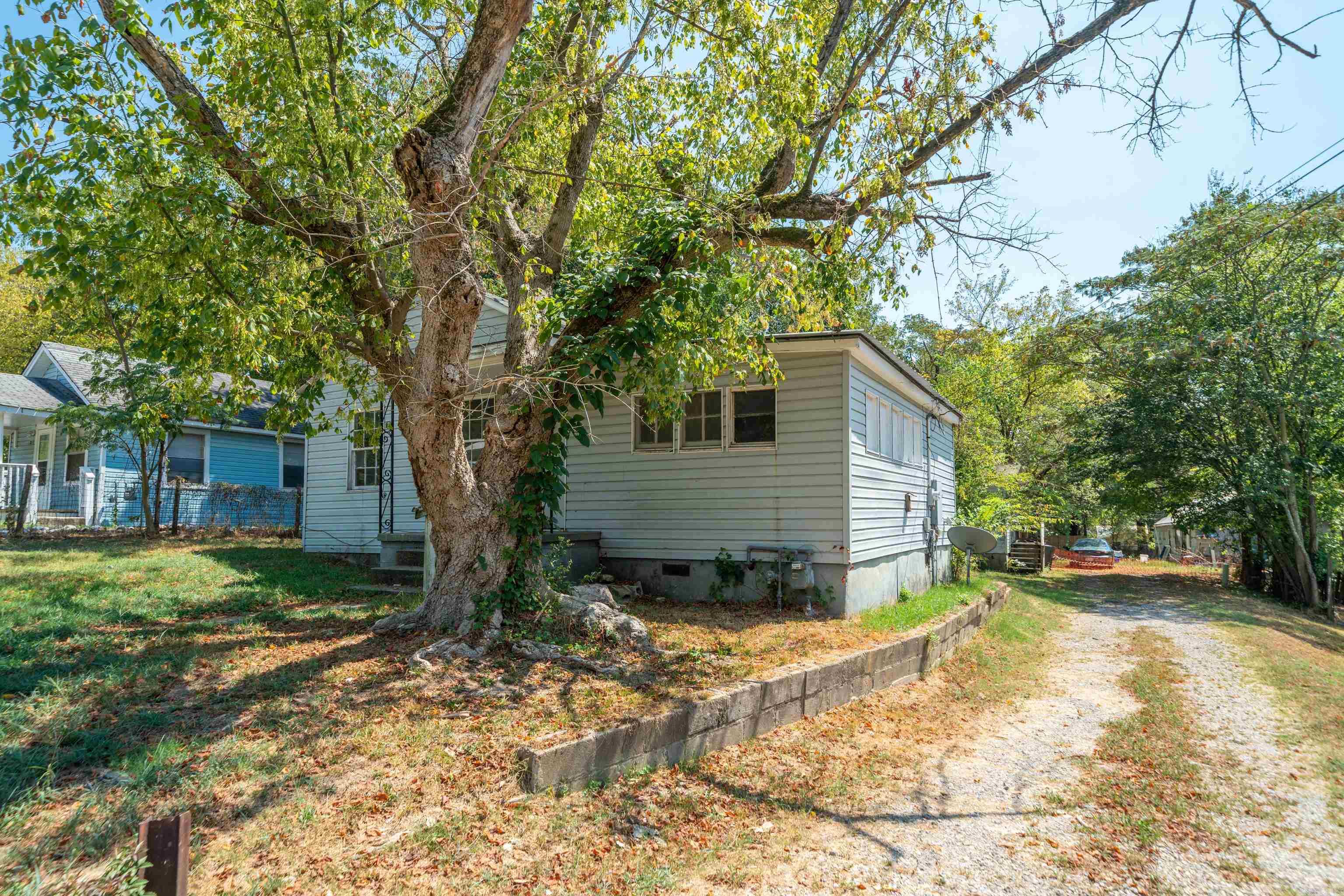221 & 223 Wood St Property Photo 4