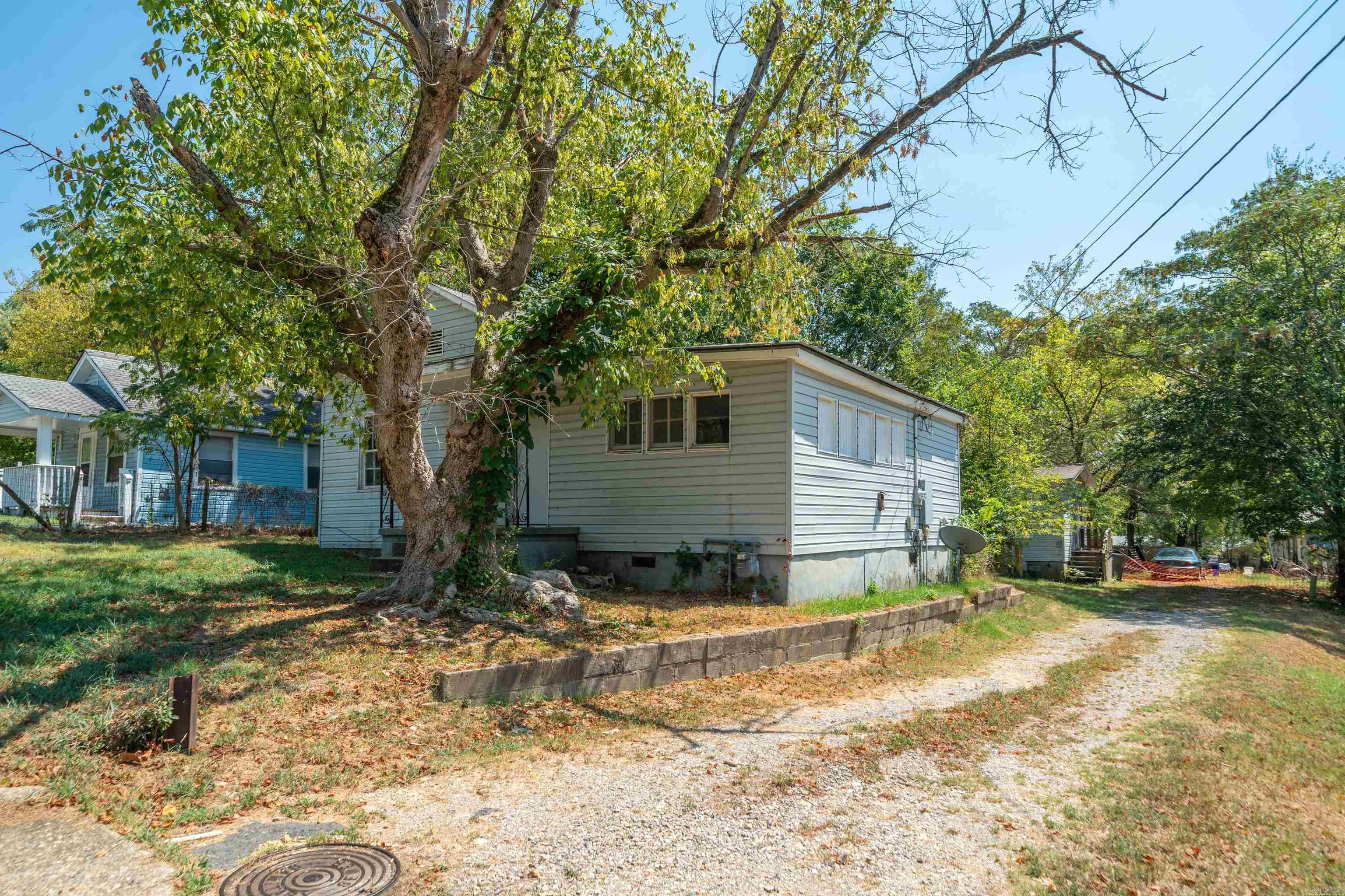 221 & 223 Wood St Property Photo 5