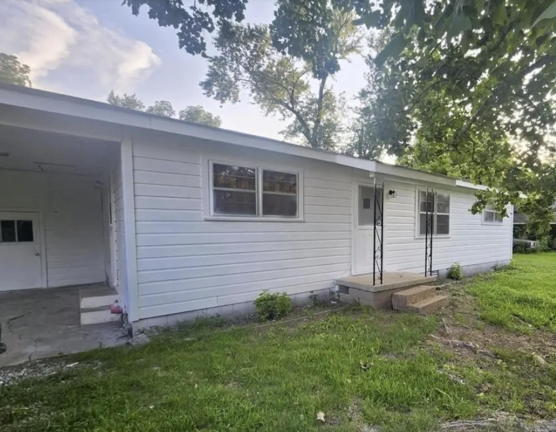 104 W Searcy Property Photo 1