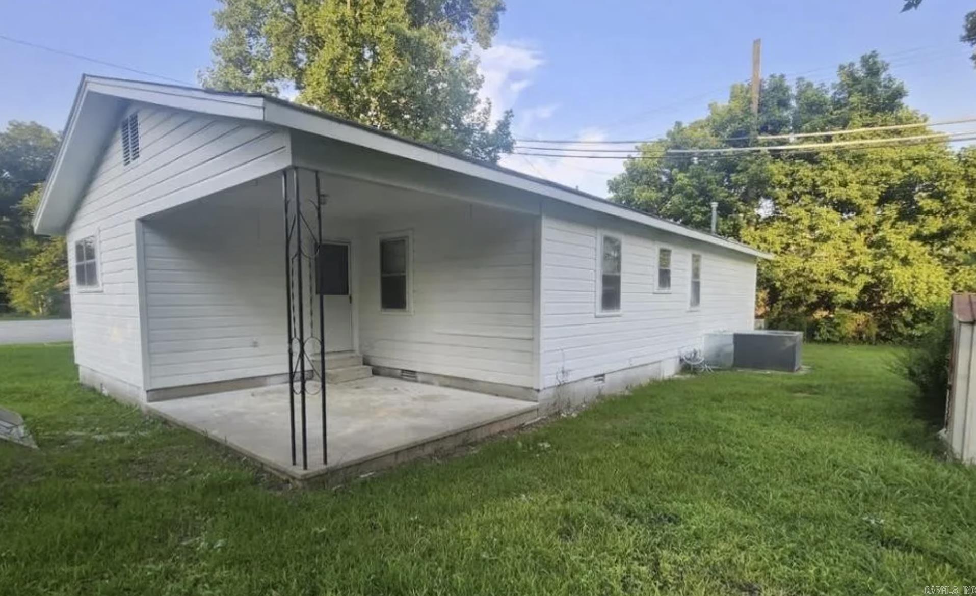 104 W Searcy Property Photo 2
