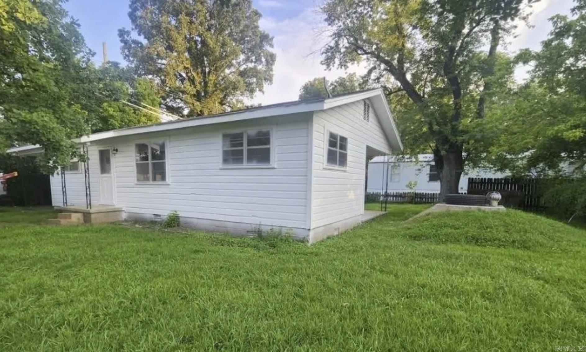104 W Searcy Property Photo 3