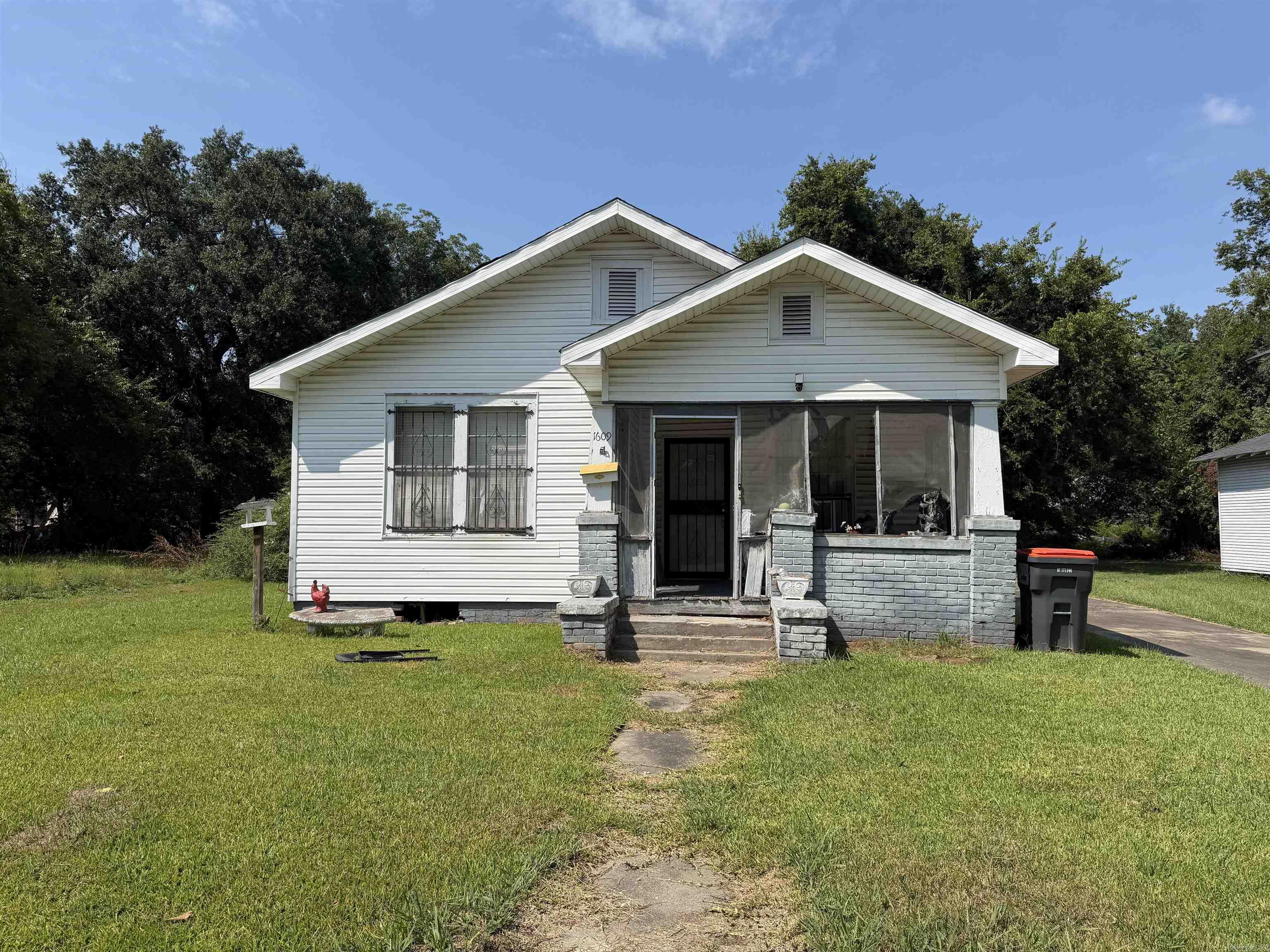 1609 W 16th Avenue Property Photo 2