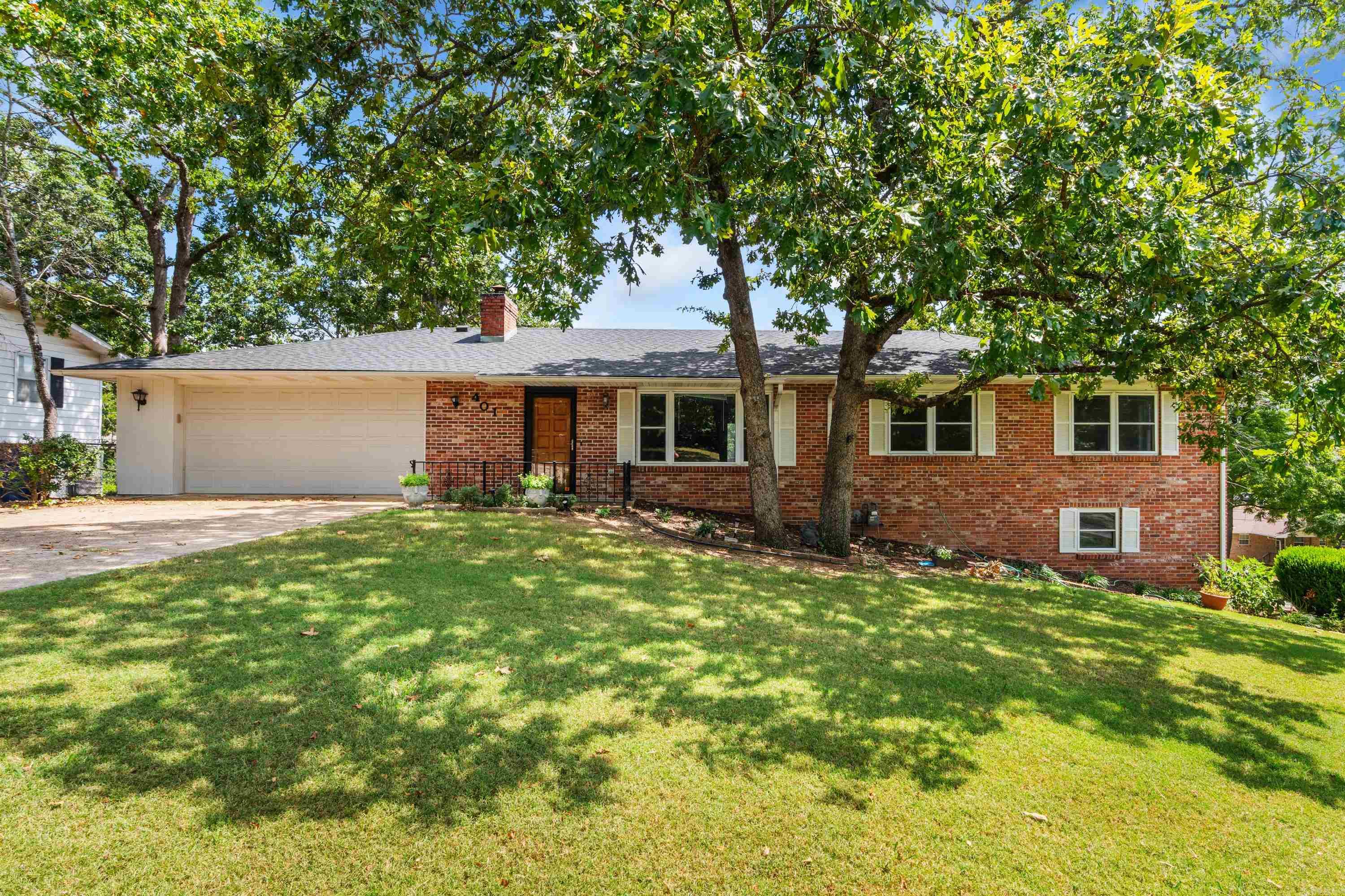401 Westwood Drive Property Photo 1